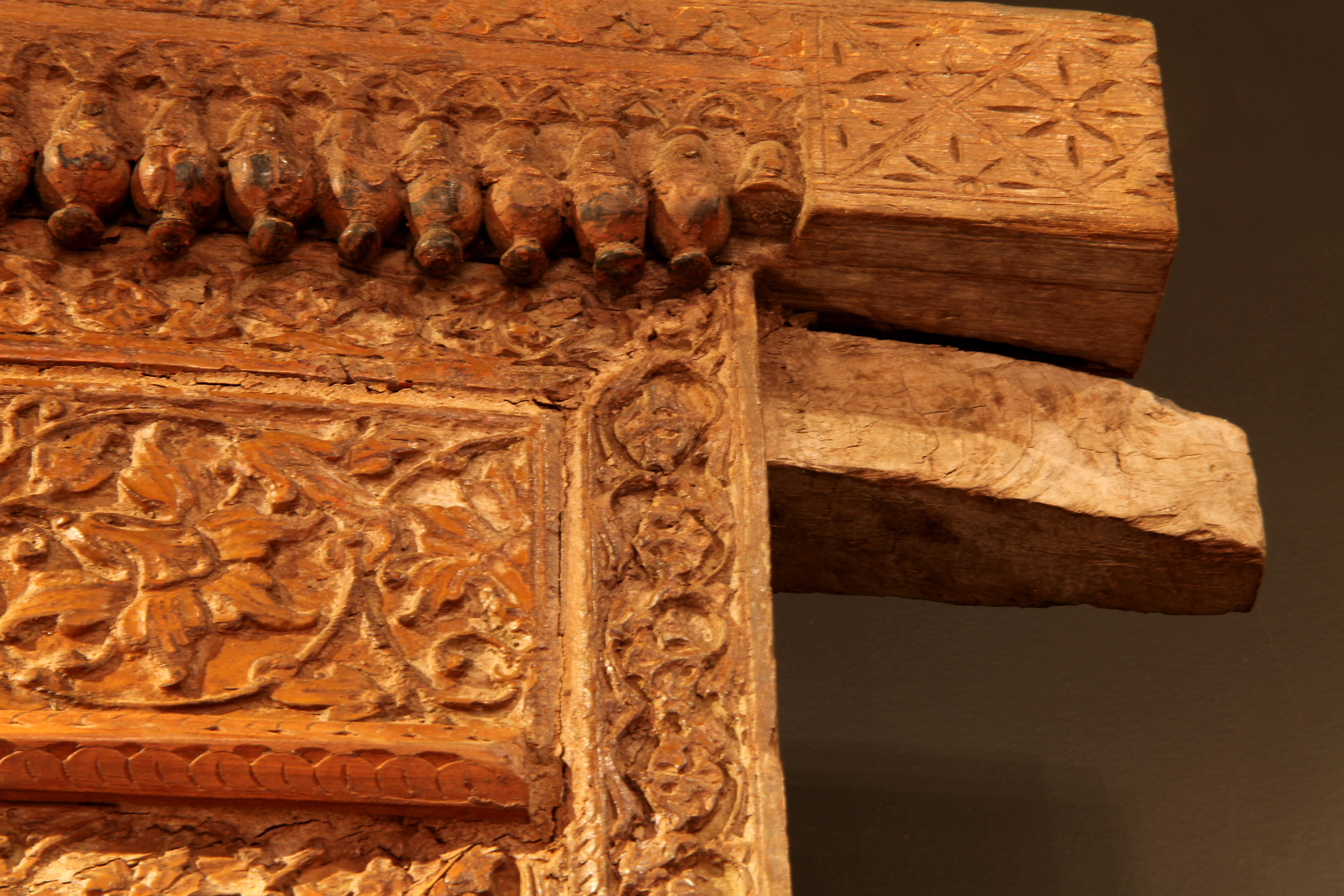 Beeindruckendes Set geschnitzter indischer Türen mit dicker Einfassung (20. Jahrhundert) im Angebot