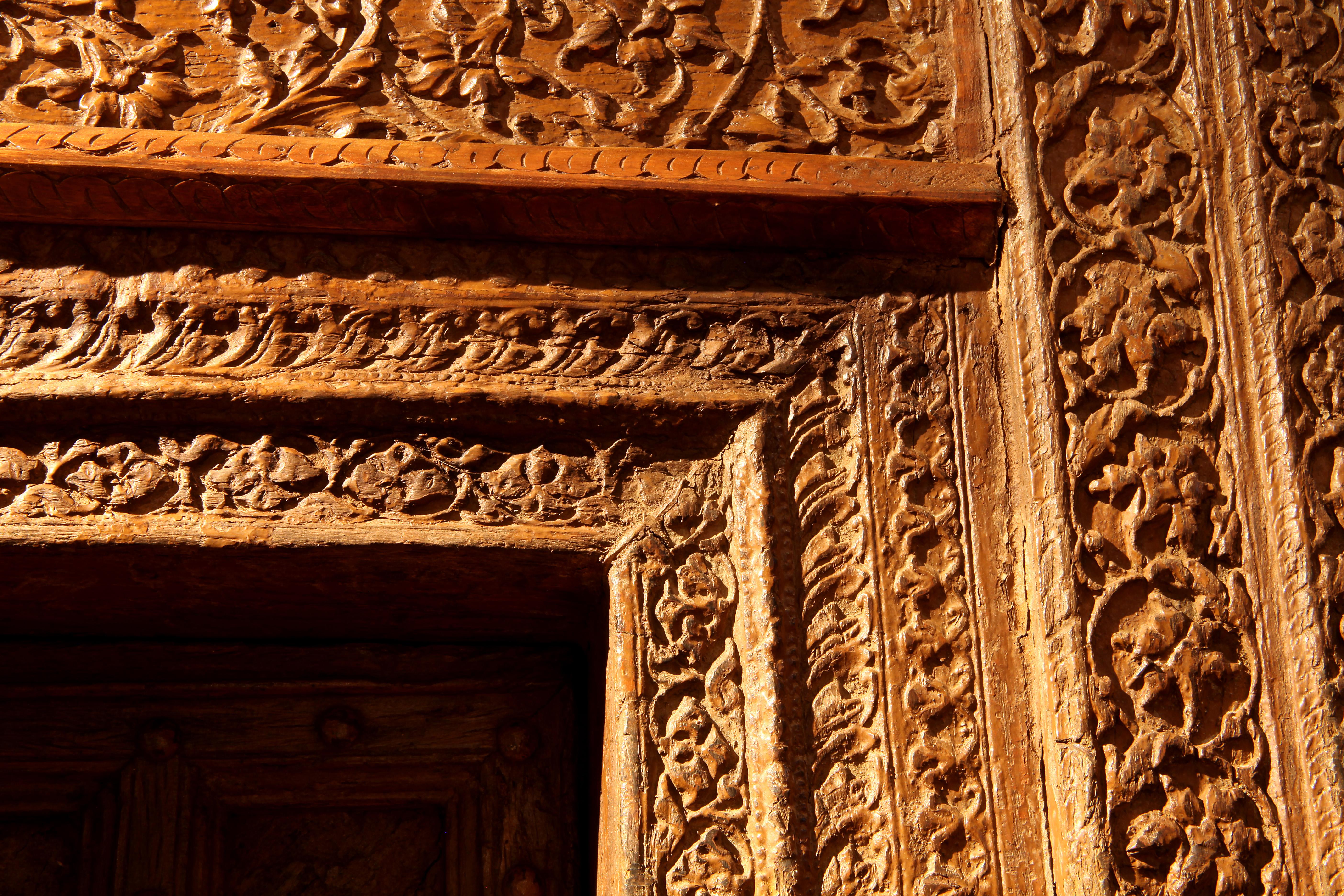 Métal Impressionnant ensemble de portes indiennes sculptées avec entourage épais en vente
