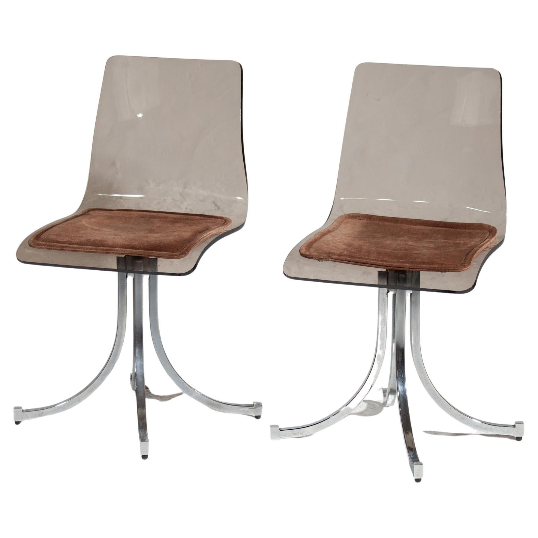 Superbe ensemble de six chaises de salle à manger pivotantes Space Age, de style Mid-Century Modern, avec des dossiers sculptés en lucite fumée et des sièges rembourrés en cuir suédé marron, et des bases chromées élégantes.