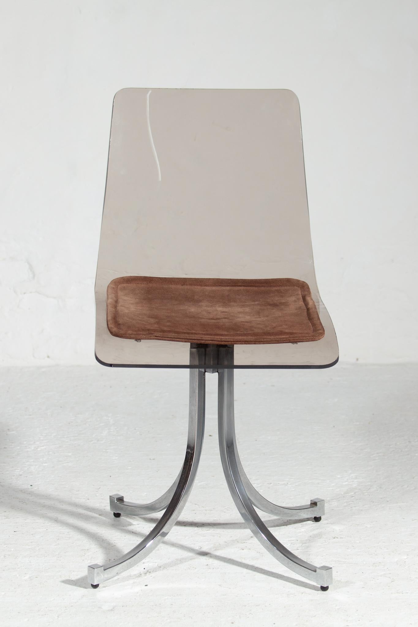 Mid-Century Modern Impressionnant ensemble de six chaises pivotantes emblématiques en lucite fumée des années 1970  en vente