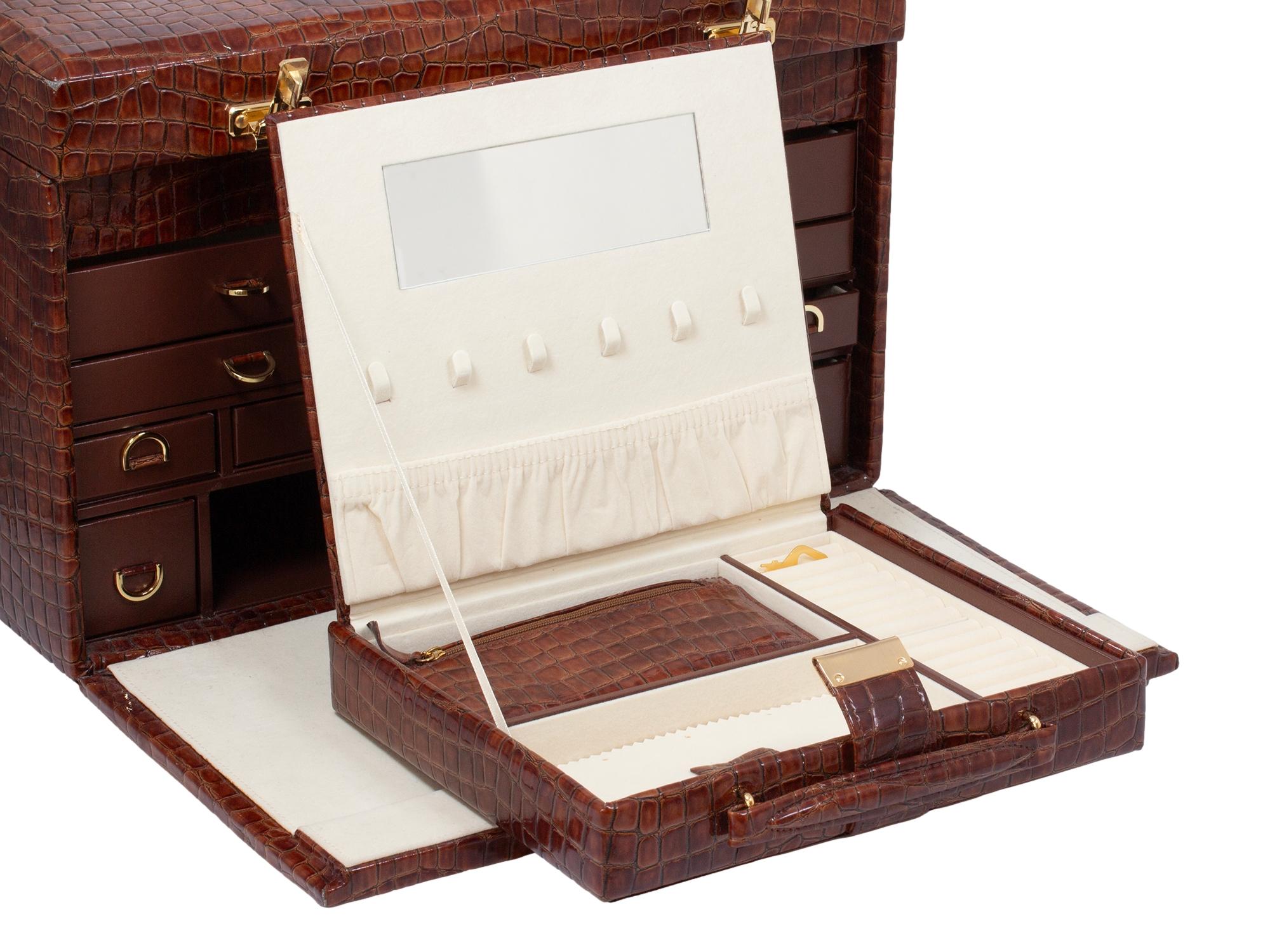 Etui à bijoux en faux crocodile de taille impressionnante en vente 10