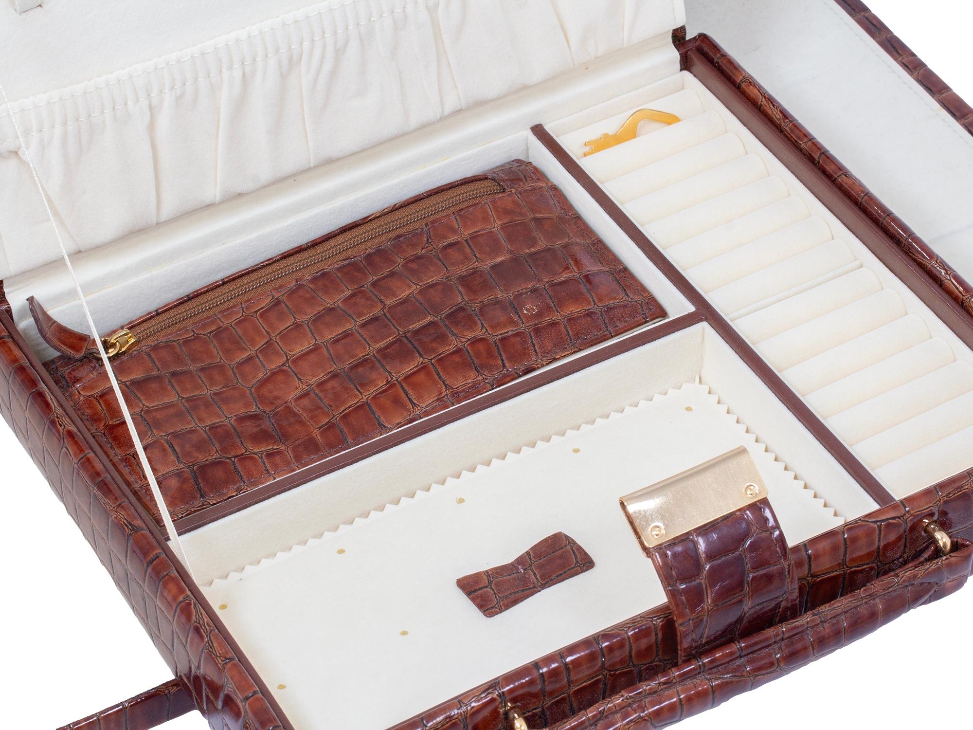 Etui à bijoux en faux crocodile de taille impressionnante en vente 11