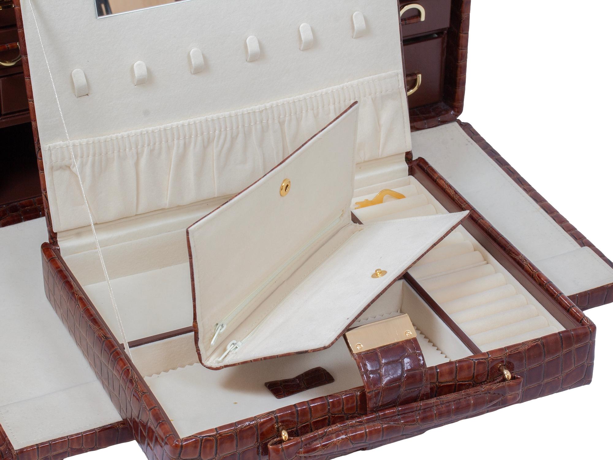 Etui à bijoux en faux crocodile de taille impressionnante en vente 12