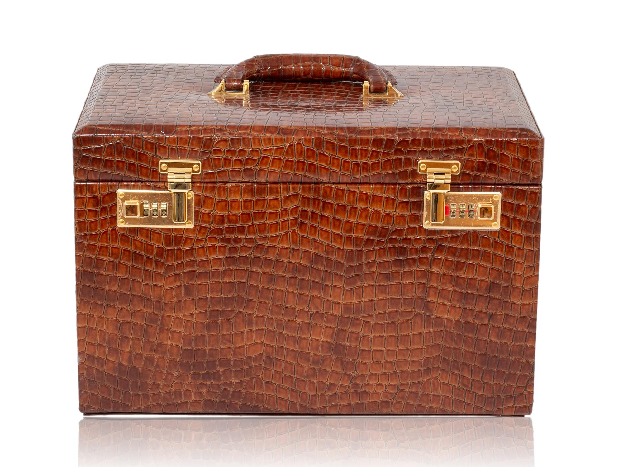 Expédition gratuite dans le monde entier 

Cuir de crocodile simulé marron 

De notre collection de boîtes à bijoux, nous avons le plaisir de vous offrir cette grande échelle étendue en cuir simulé Vanity Travel Case . La mallette de voyage de