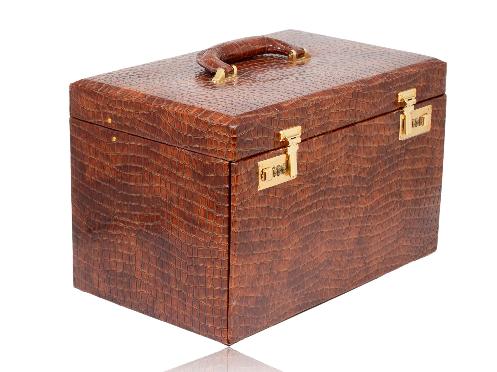 Art déco Etui à bijoux en faux crocodile de taille impressionnante en vente