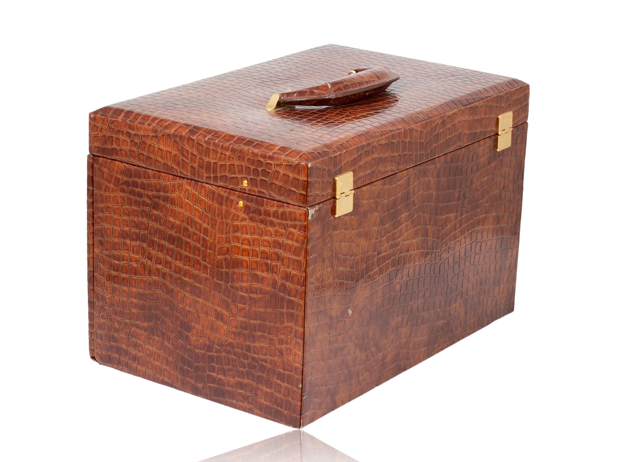 Britannique Etui à bijoux en faux crocodile de taille impressionnante en vente