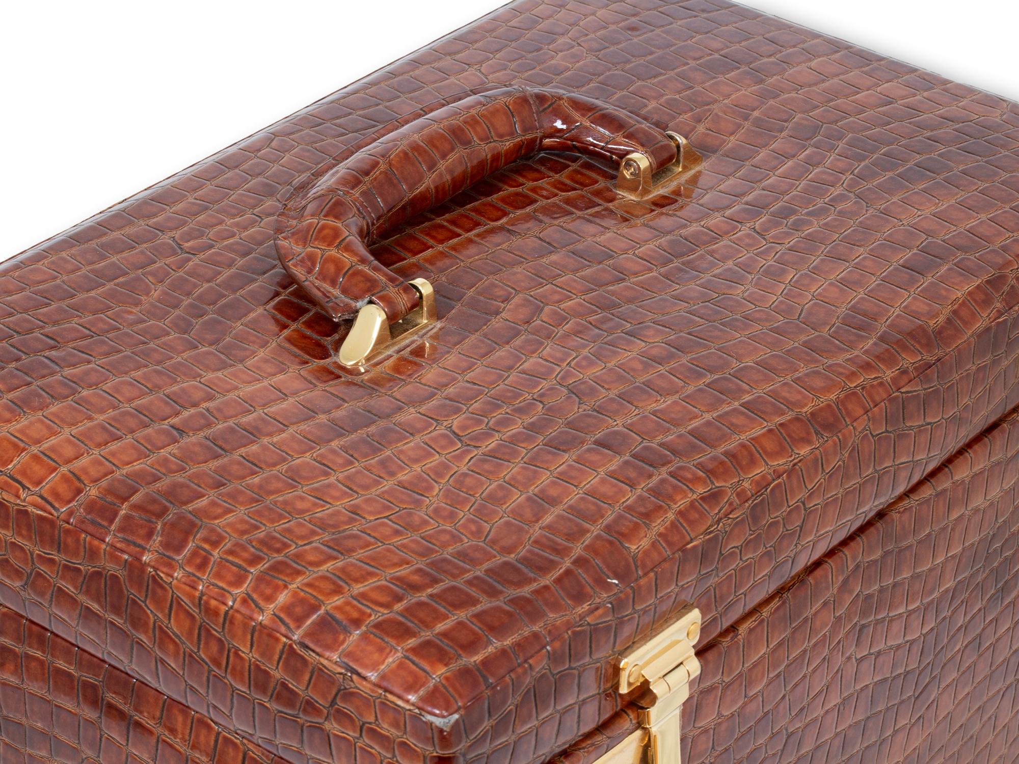 Etui à bijoux en faux crocodile de taille impressionnante Bon état - En vente à Northampton, GB