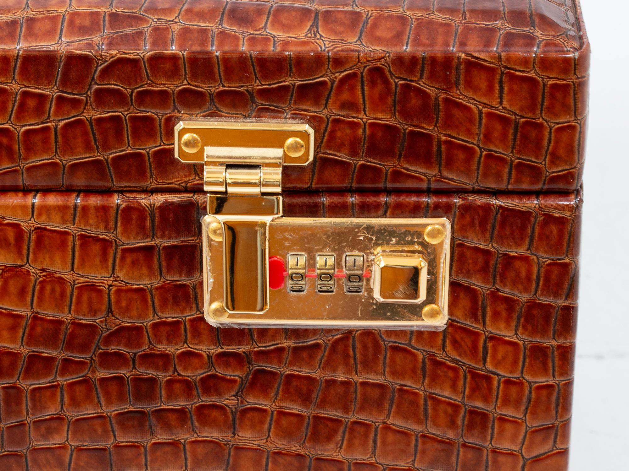 20ième siècle Etui à bijoux en faux crocodile de taille impressionnante en vente