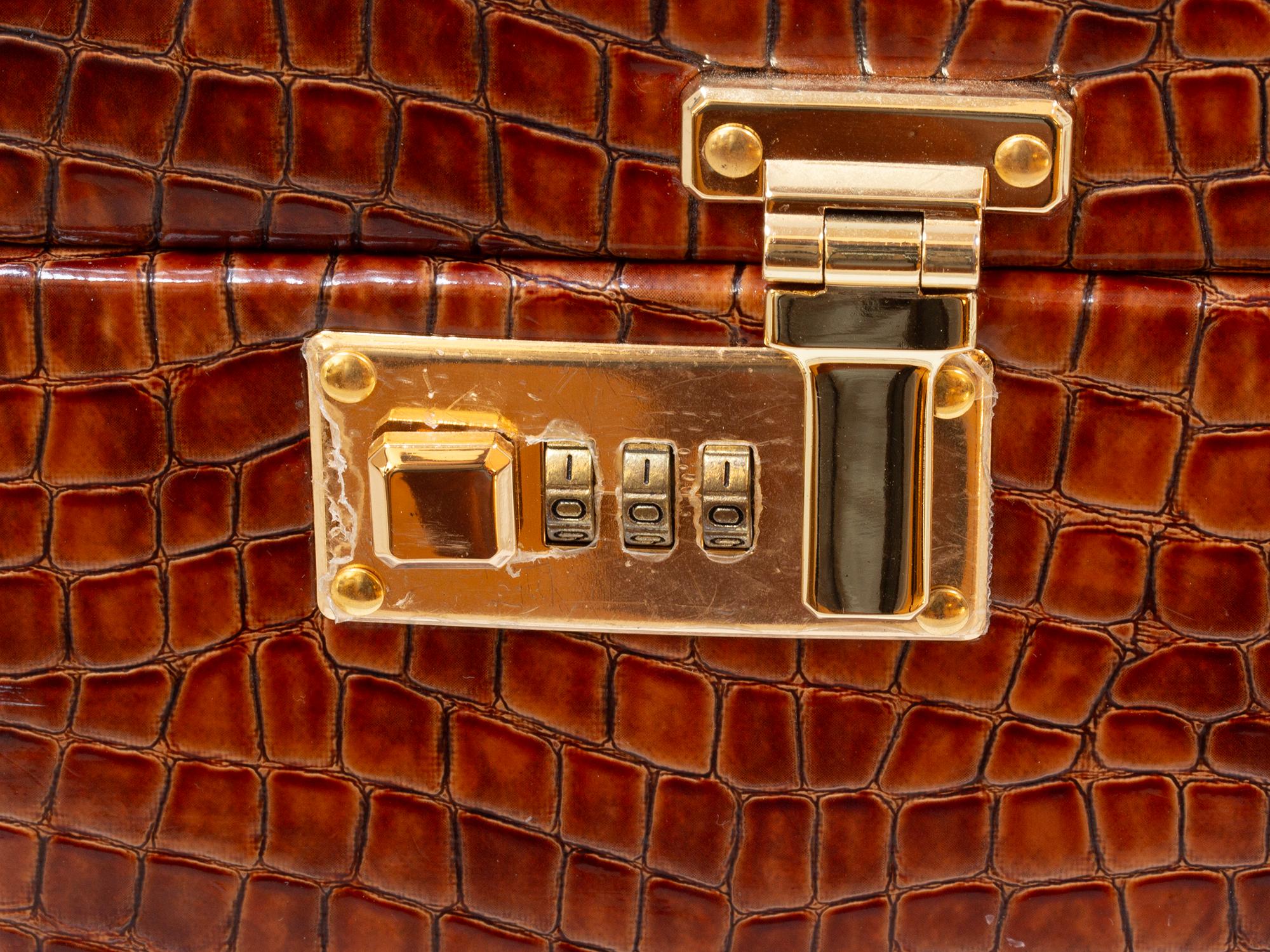 Imitation cuir Etui à bijoux en faux crocodile de taille impressionnante en vente