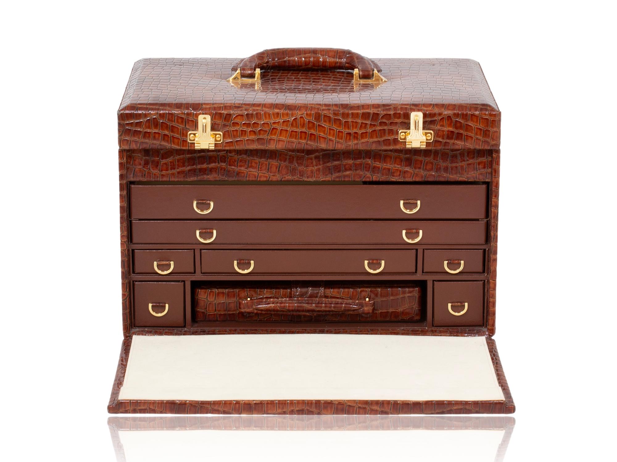 Etui à bijoux en faux crocodile de taille impressionnante en vente 1