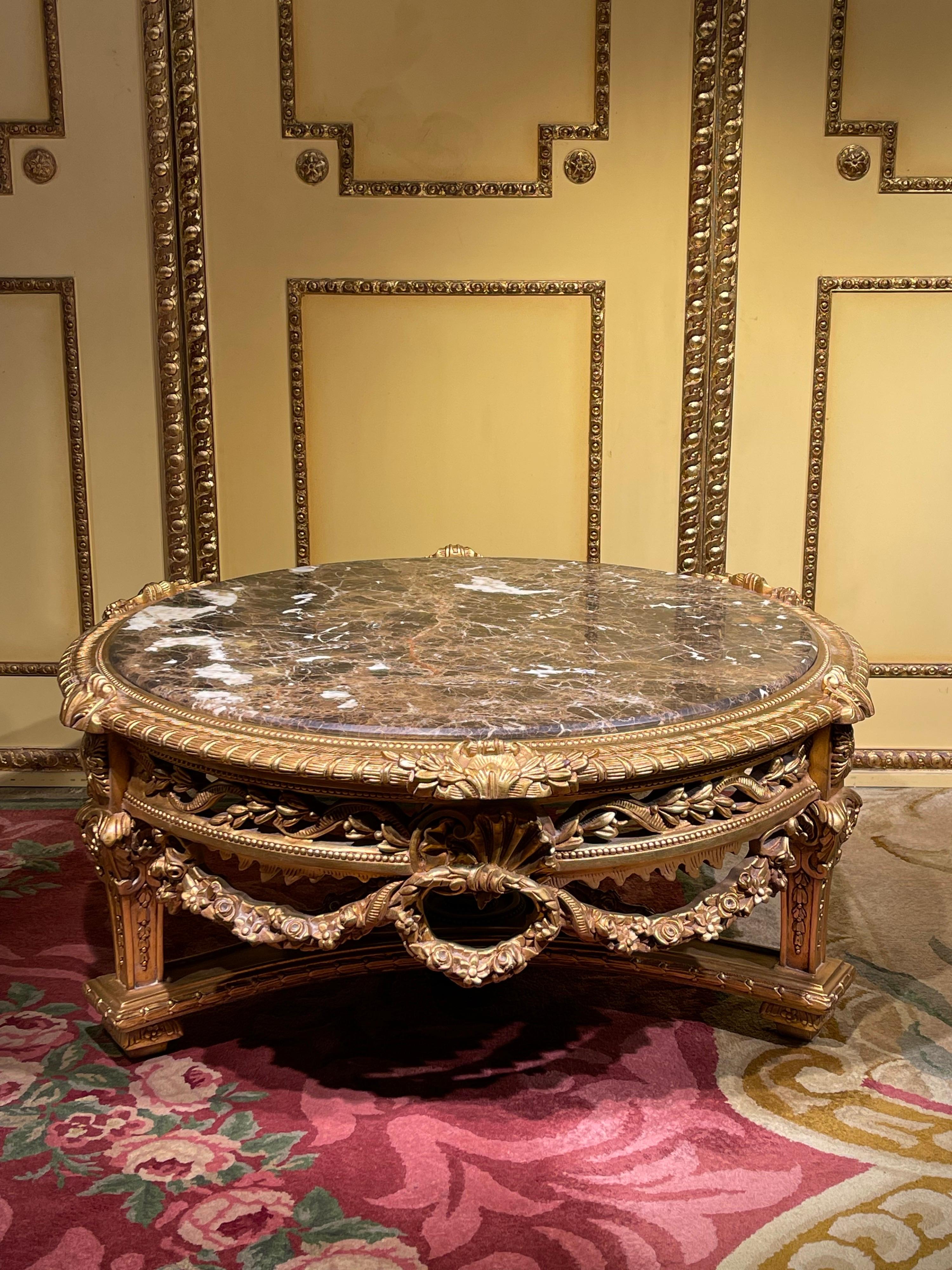 Impressive solid coffee table Louis XV - Beech, Gold

High quality solid beechwood finely carved down to the last detail. Gold taken. On curved, carved legs, connected with X-shaped, heavily carved gutter. Ornamented frame with garlands.