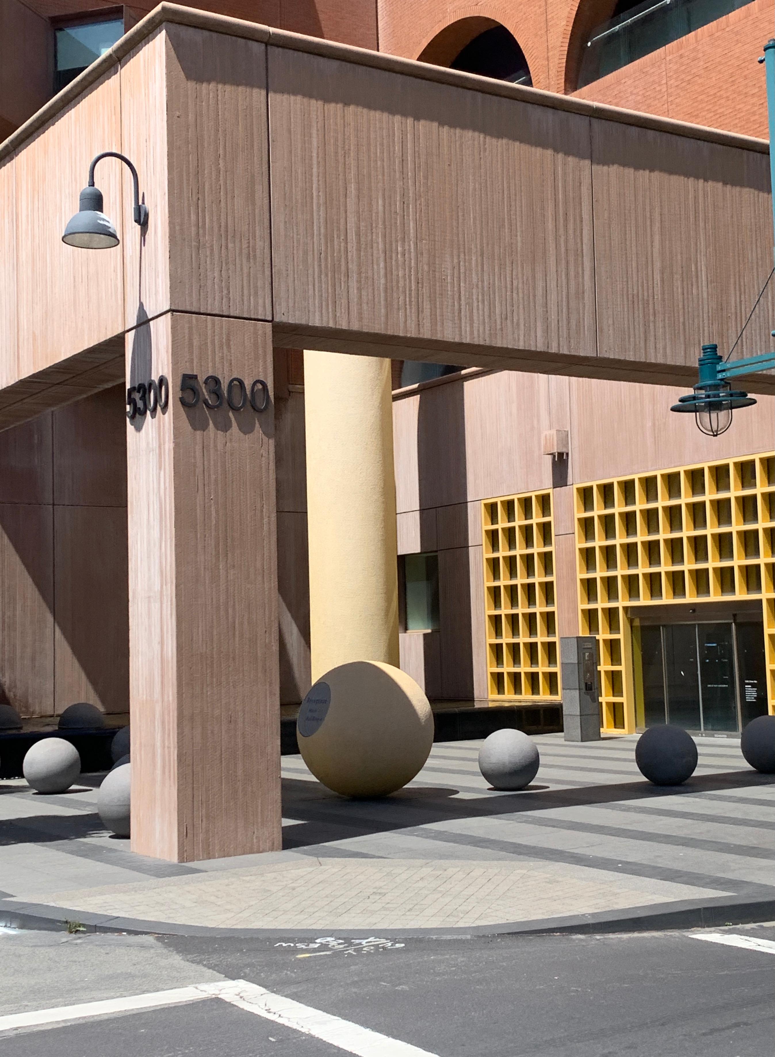 Beeindruckende Bank aus massiver Eiche des mexikanischen modernistischen Architekten Ricardo Legorretta 4