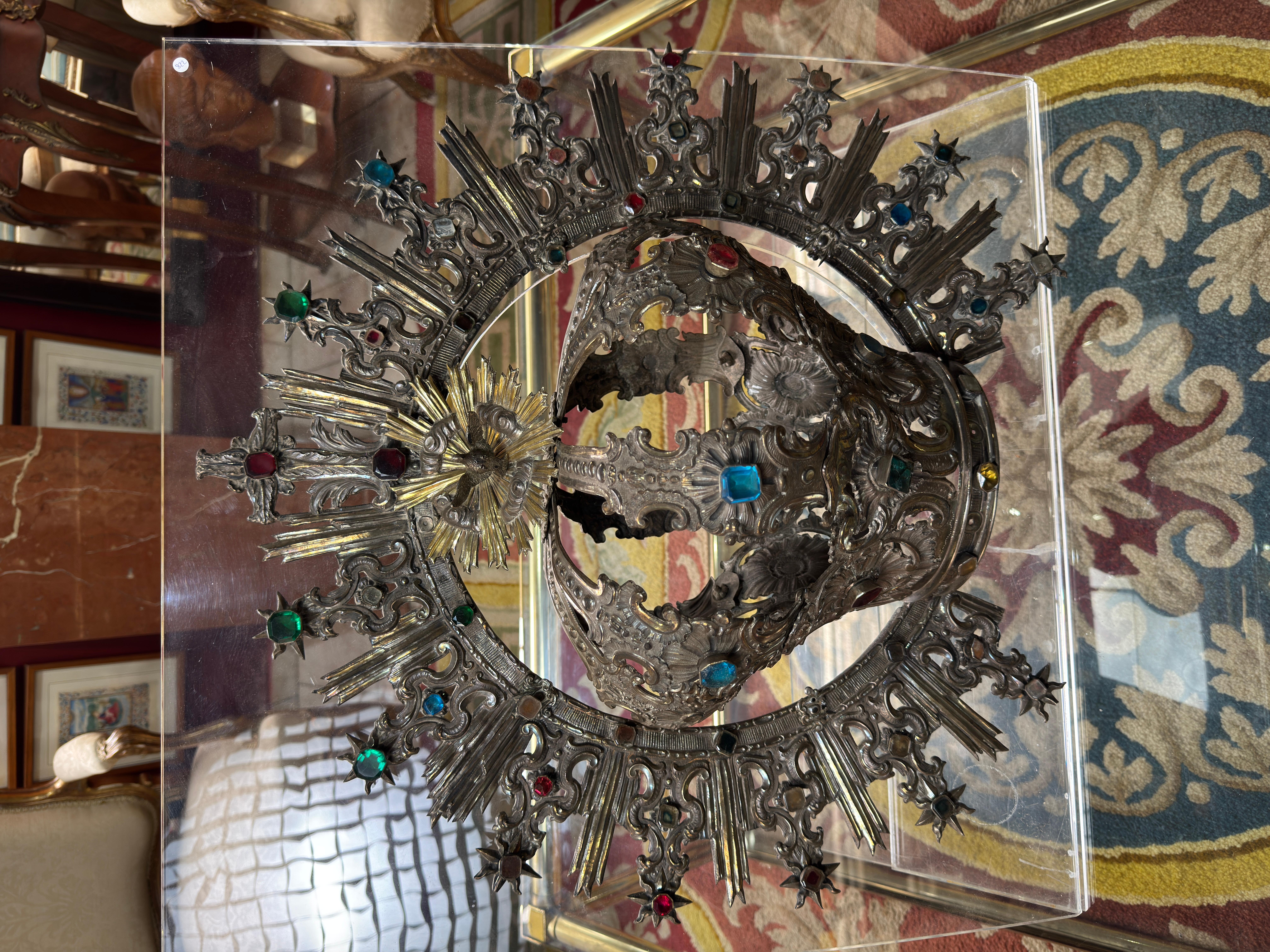 Impressionante corona d'argento spagnola, punzonata da Francisco Beltrán de la Cueva, Madrid, 1742

Importante corona processionale in argento spagnolo, con marchio dell'argentiere Francisco Beltrán de la Cueva, Madrid, 1742. Un'opera di alta