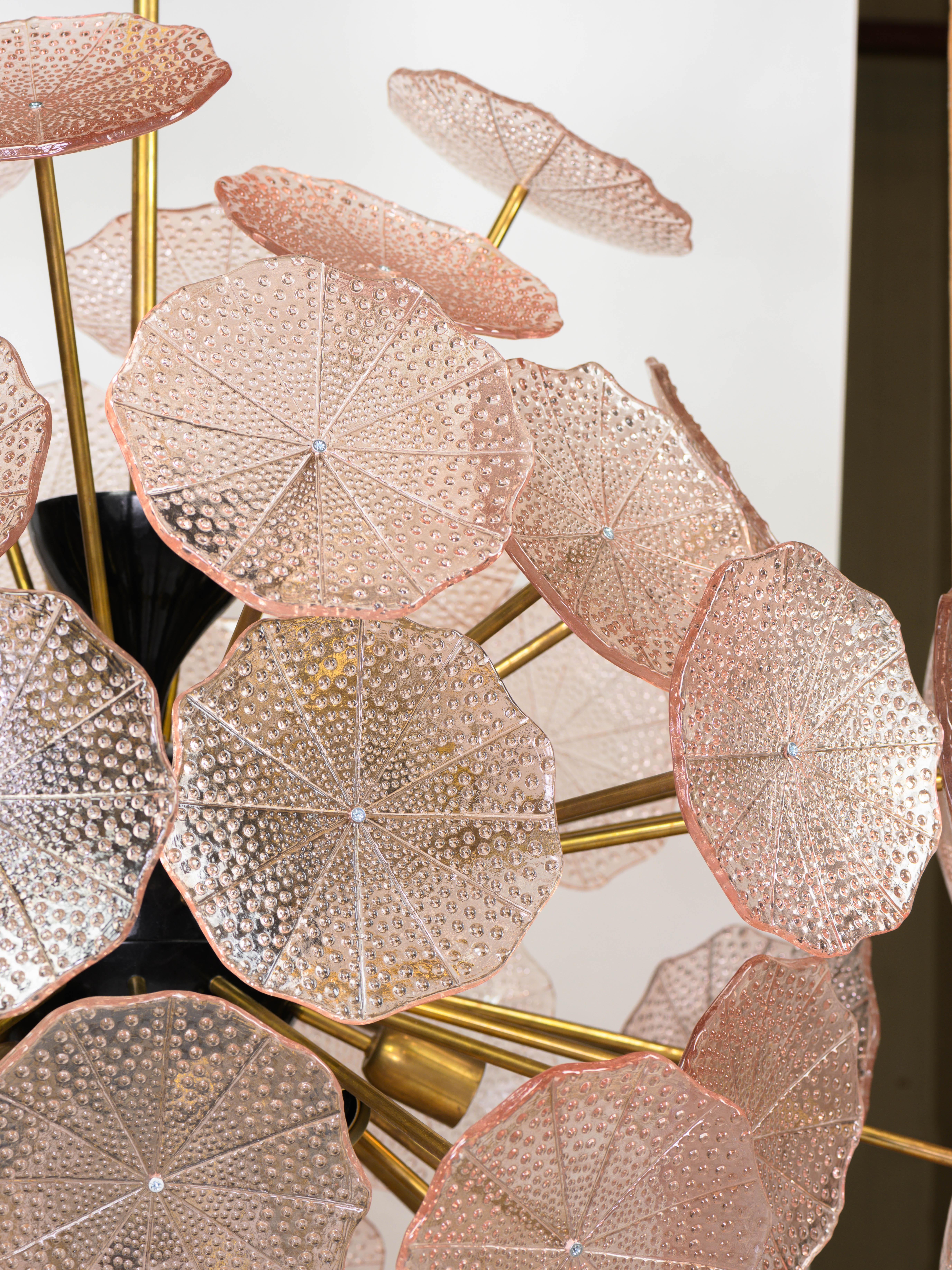 Italian Impressive spoutnik chandelier in brass and Murano pink flower discs  For Sale