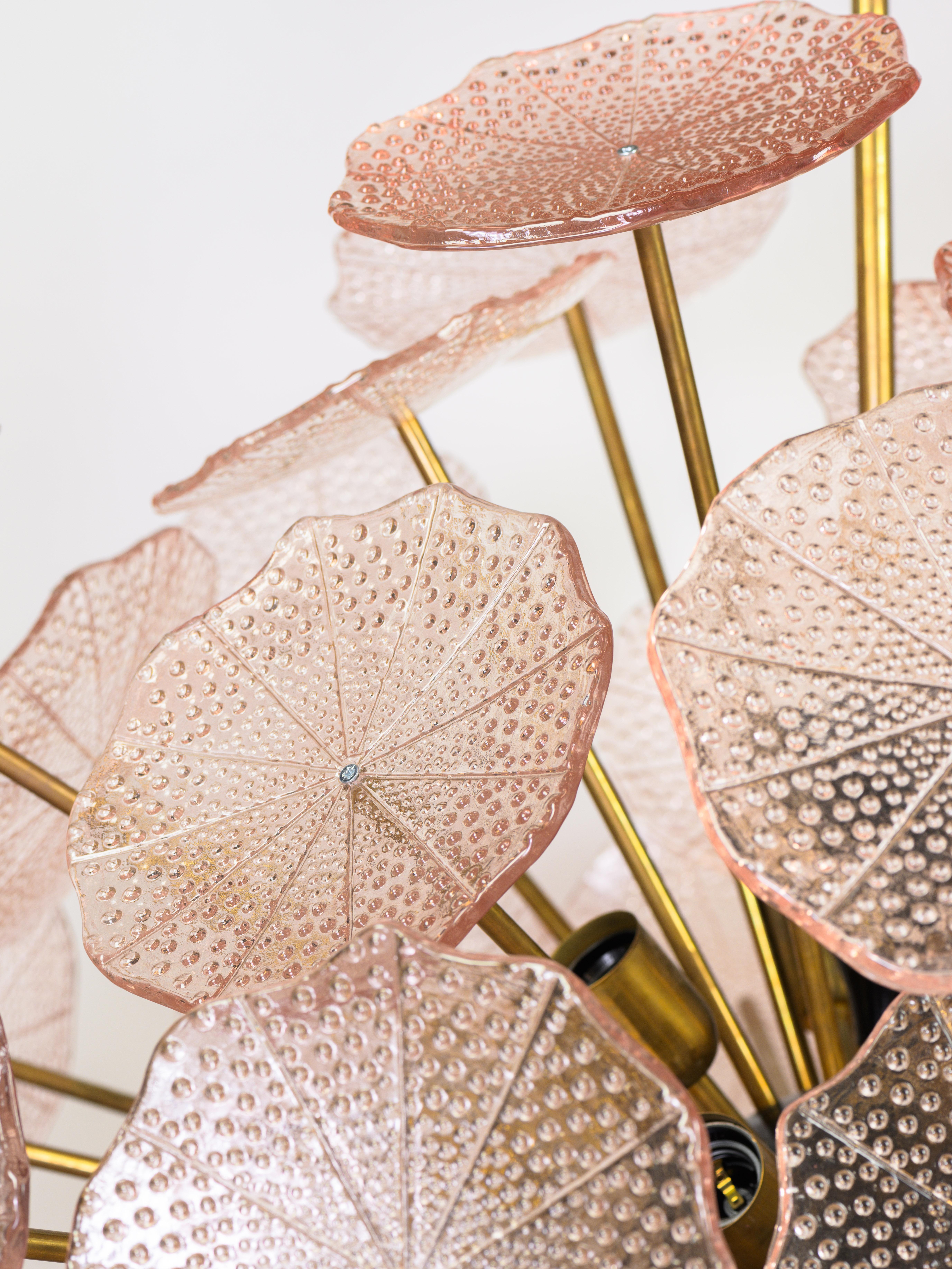 Impressive spoutnik chandelier in brass and Murano pink flower discs  In Good Condition For Sale In Monaco, MC