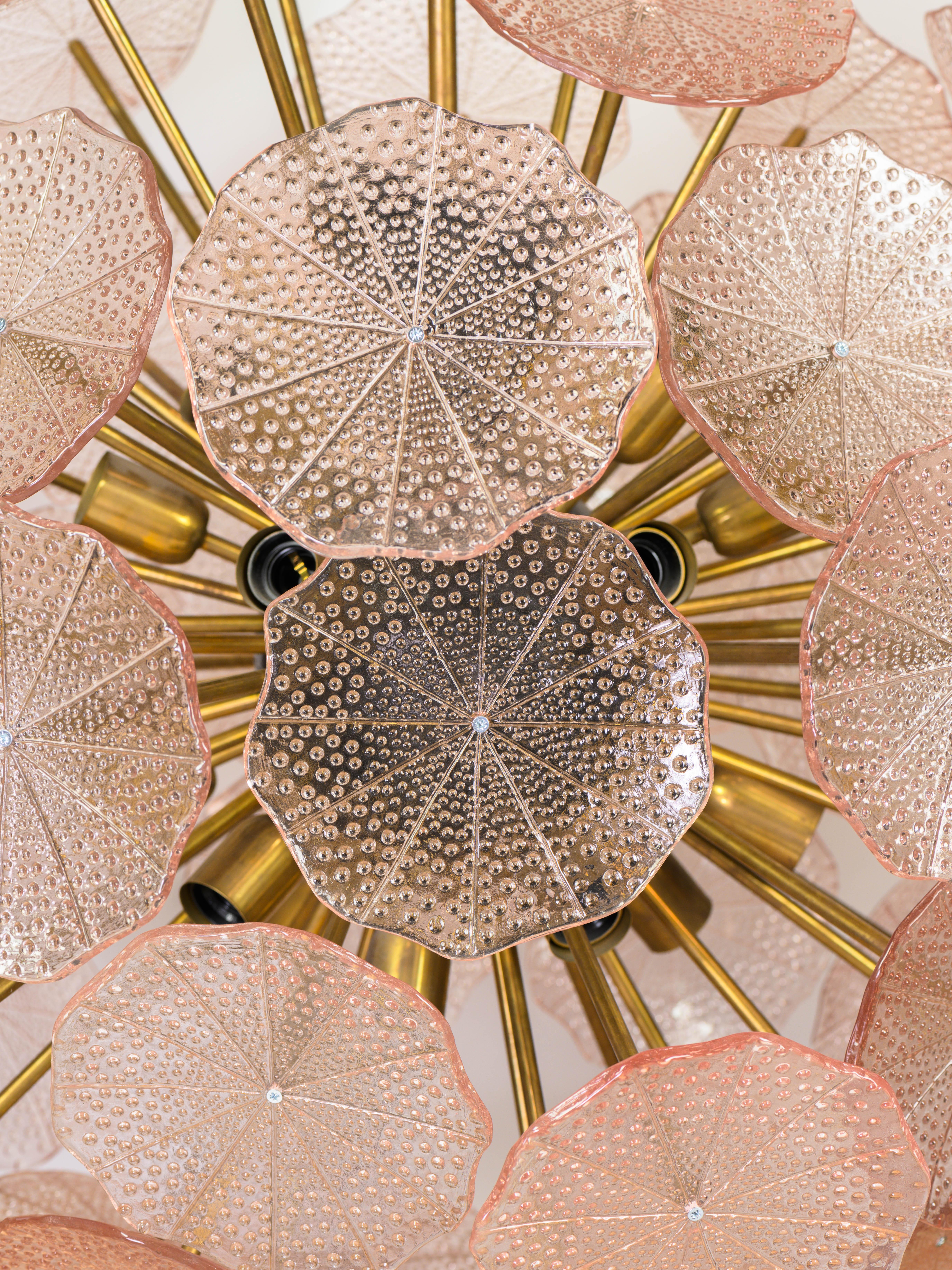 Impressionnant lustre spoutnik en laiton et disques de fleurs roses de Murano  en vente 1