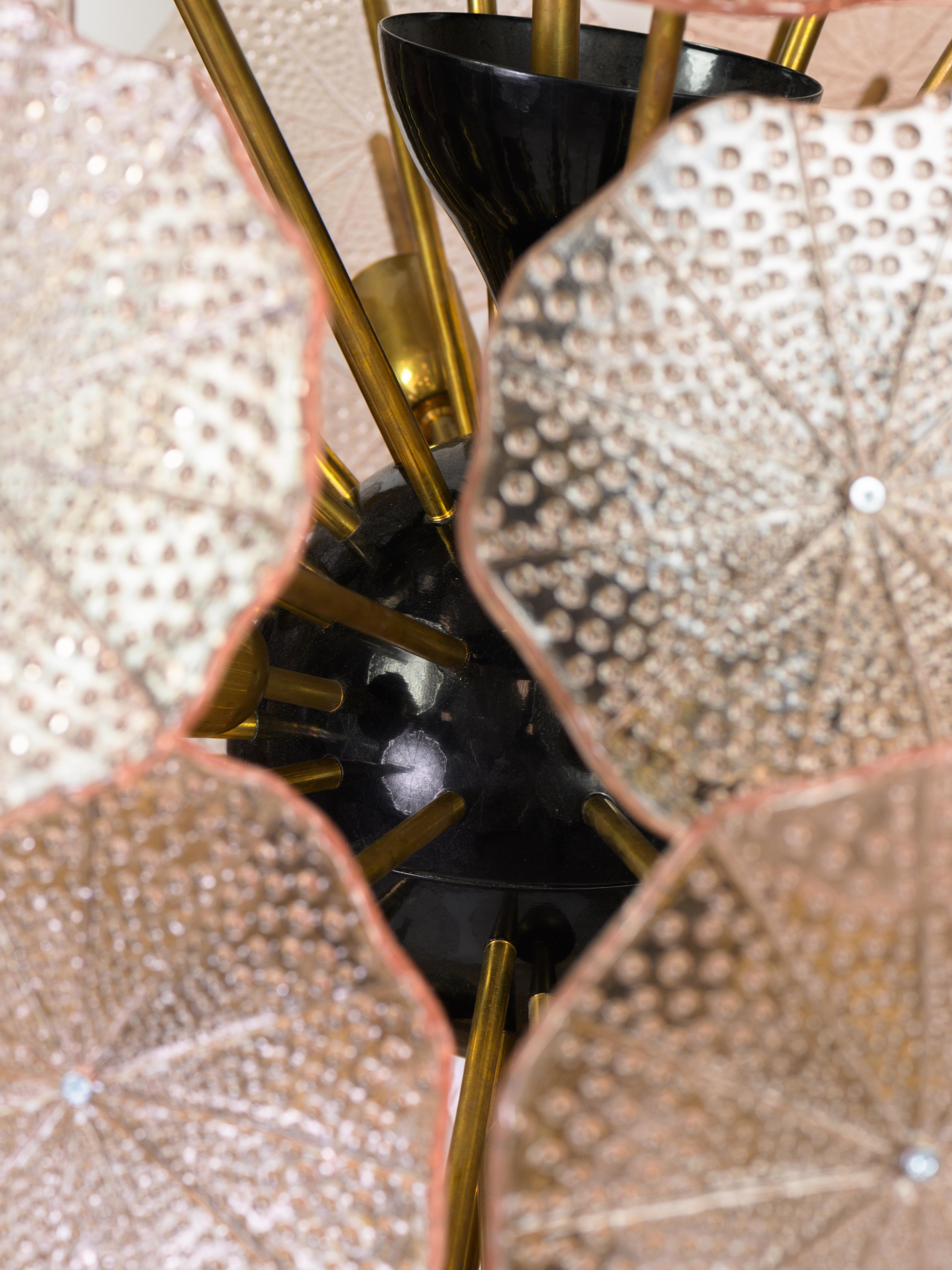 Impressionnant lustre spoutnik en laiton et disques de fleurs roses de Murano  en vente 2