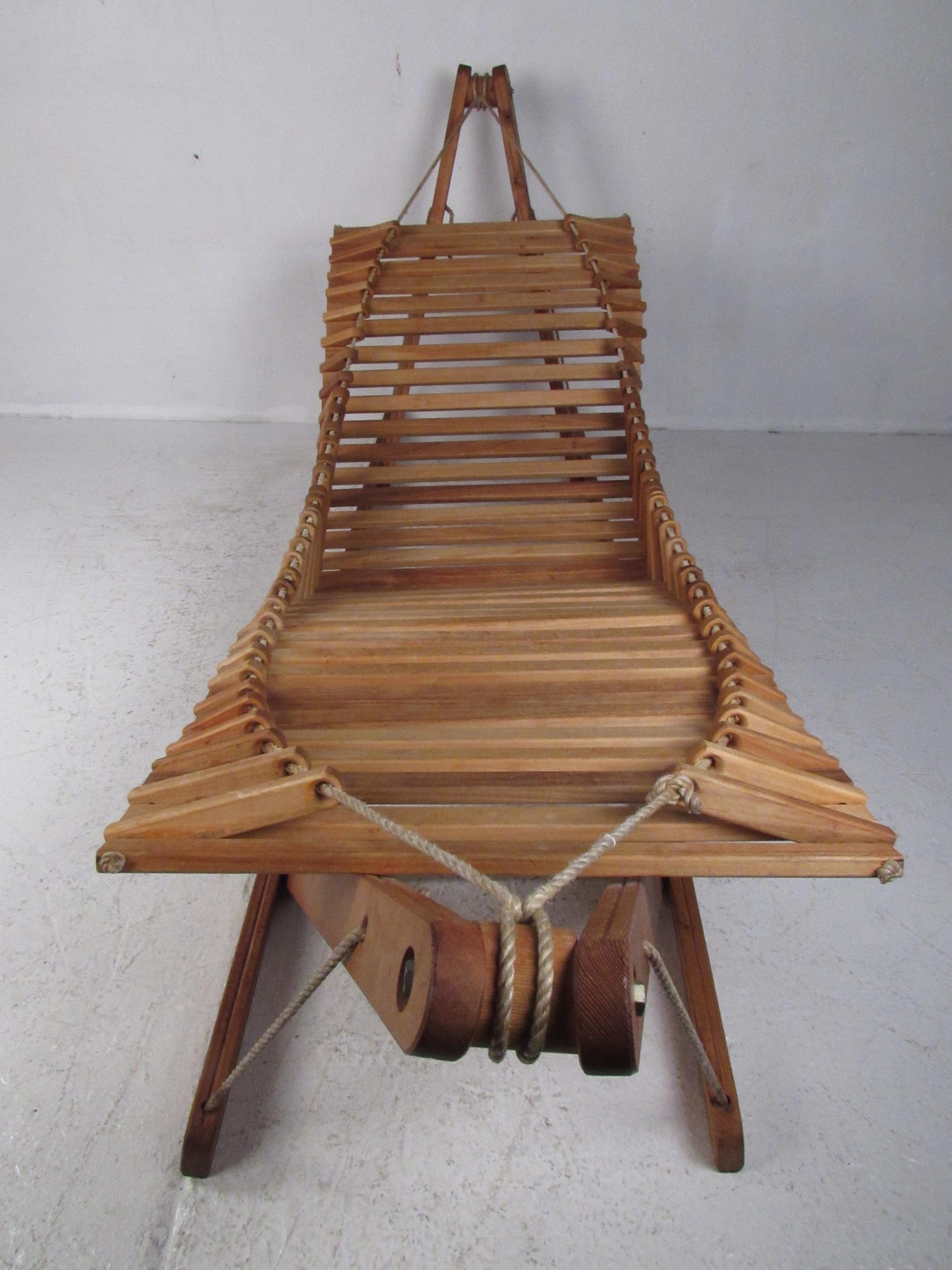 Cet impressionnant hamac fabriqué en studio se caractérise par des lattes horizontales et une corde épaisse qui soutient la chaise. Ce hamac de bonne facture fonctionne sans avoir besoin d'autres objets de soutien. Une pièce attrayante avec de