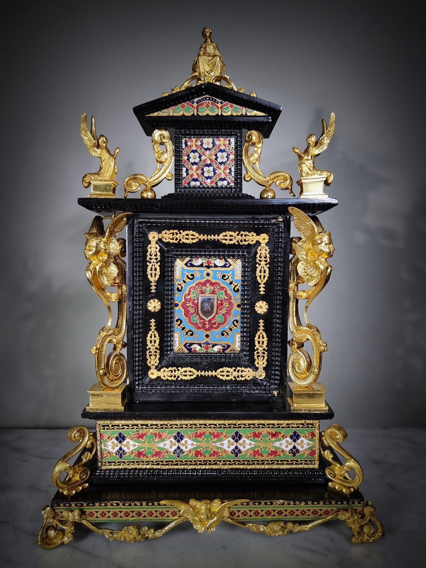 Italian tabernacle from the last quarter of the 17th century made in: mercury-gilt bronze, silver, enamel and ebony-
This spectacular tabernacle due to its quality and rarity is a museum piece.We can highlight the quality of the chiselled and gilt