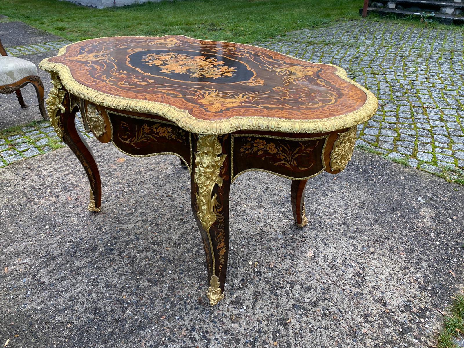 Impressive table first Empire Napoleon III
early 19th century
gilded bronzes and Inlay
Amazing marquetry work
Measures: Diameter: 152cm
Height: 79cm x 92cm
perfect condition.