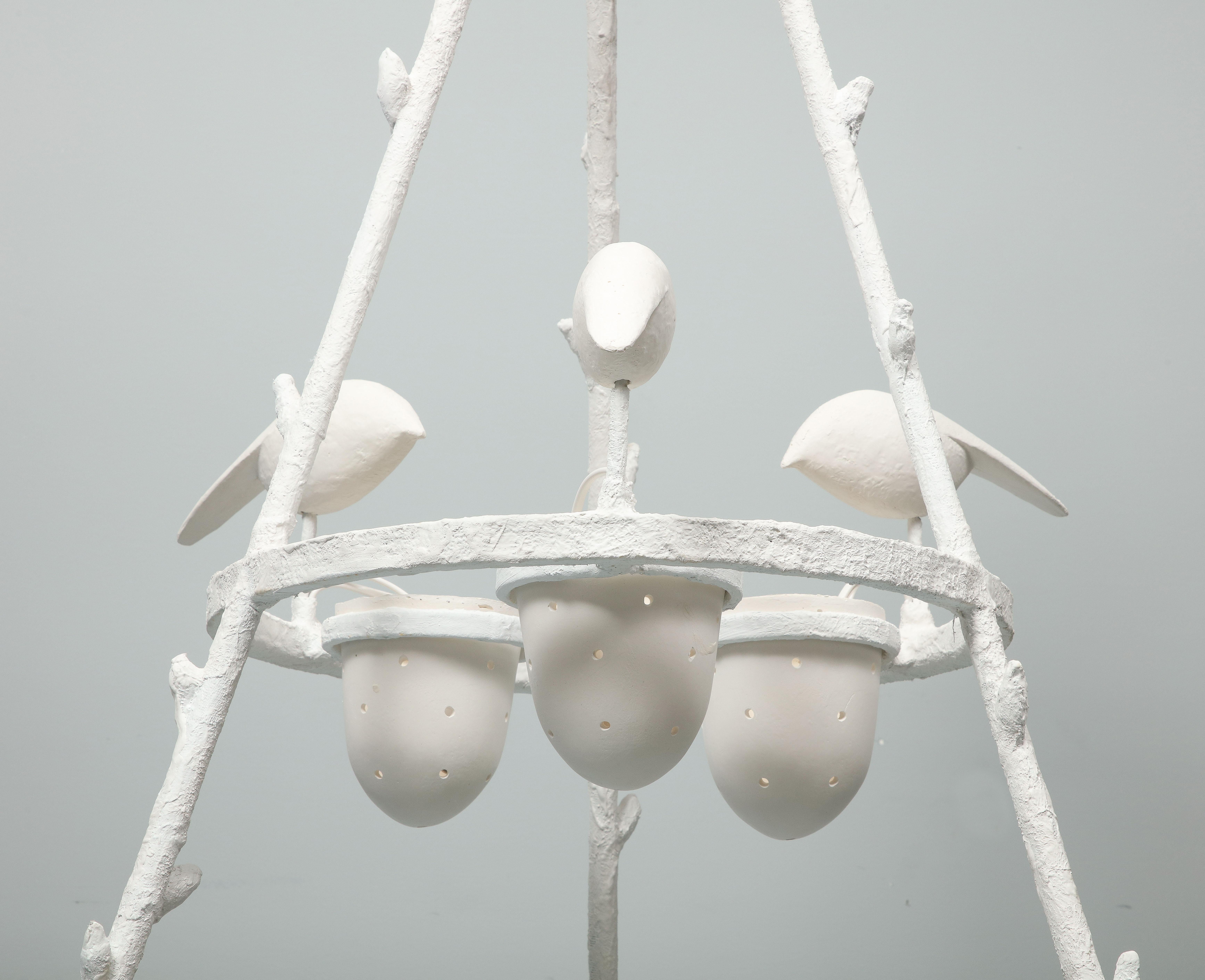 Beeindruckender hoher Kronleuchter aus weißem Gips von Jacques Darbaud (Französisch) im Angebot