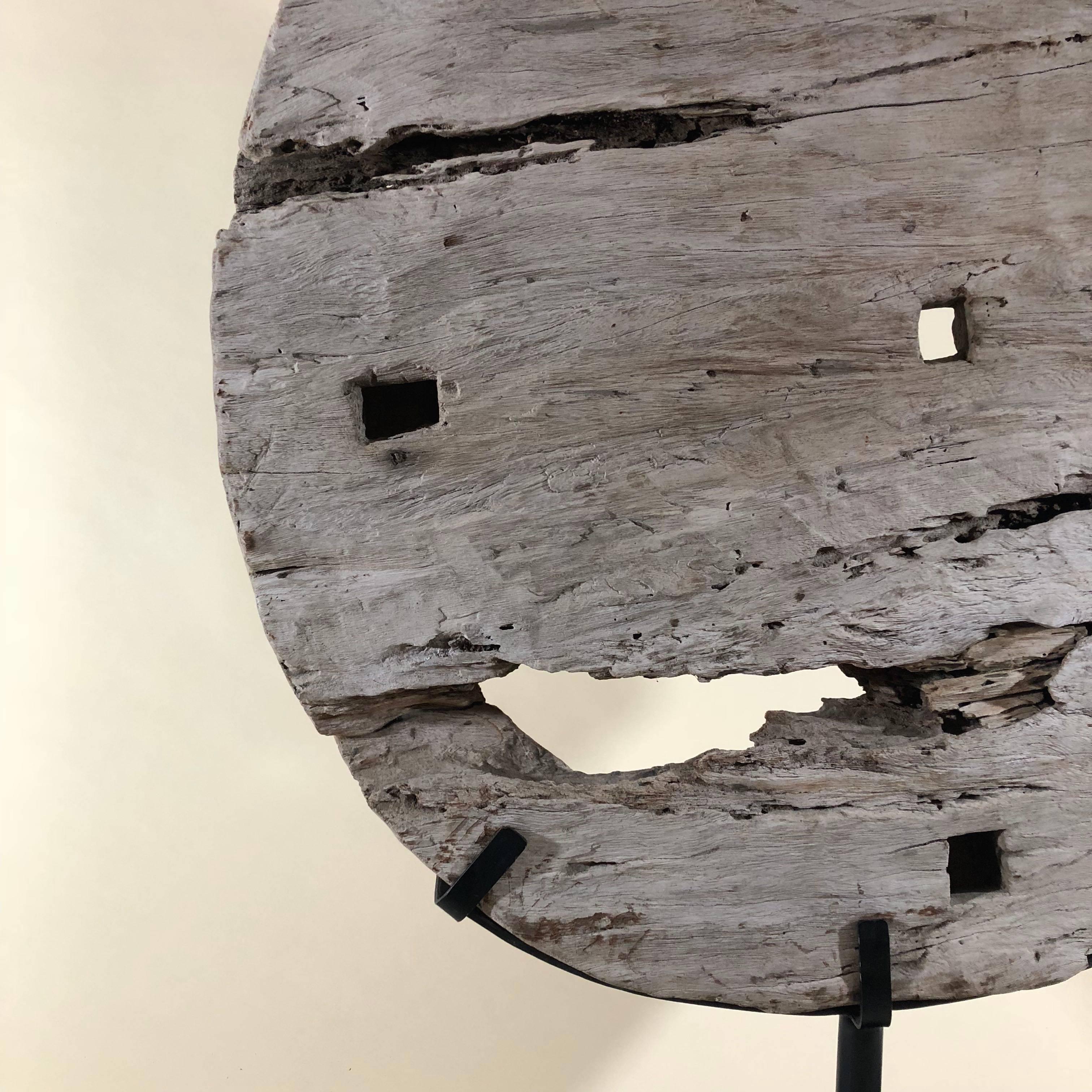 Impressionnante roue de chariot en teck ancien d'Asie du 19ème siècle en vente 2