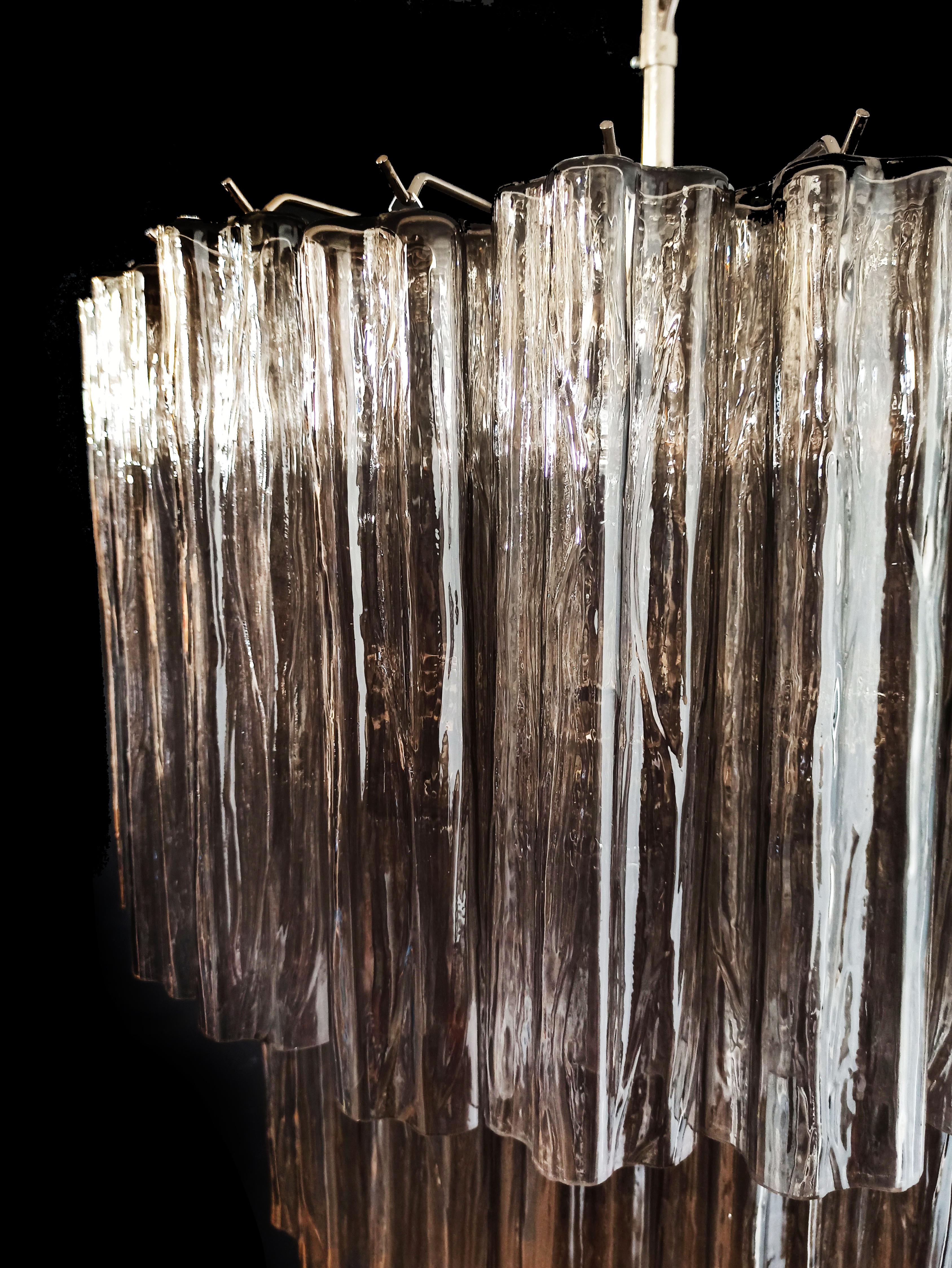 Impressionnant lustre tube en verre de Murano à trois niveaux SMOKED - 52 verres en vente 10
