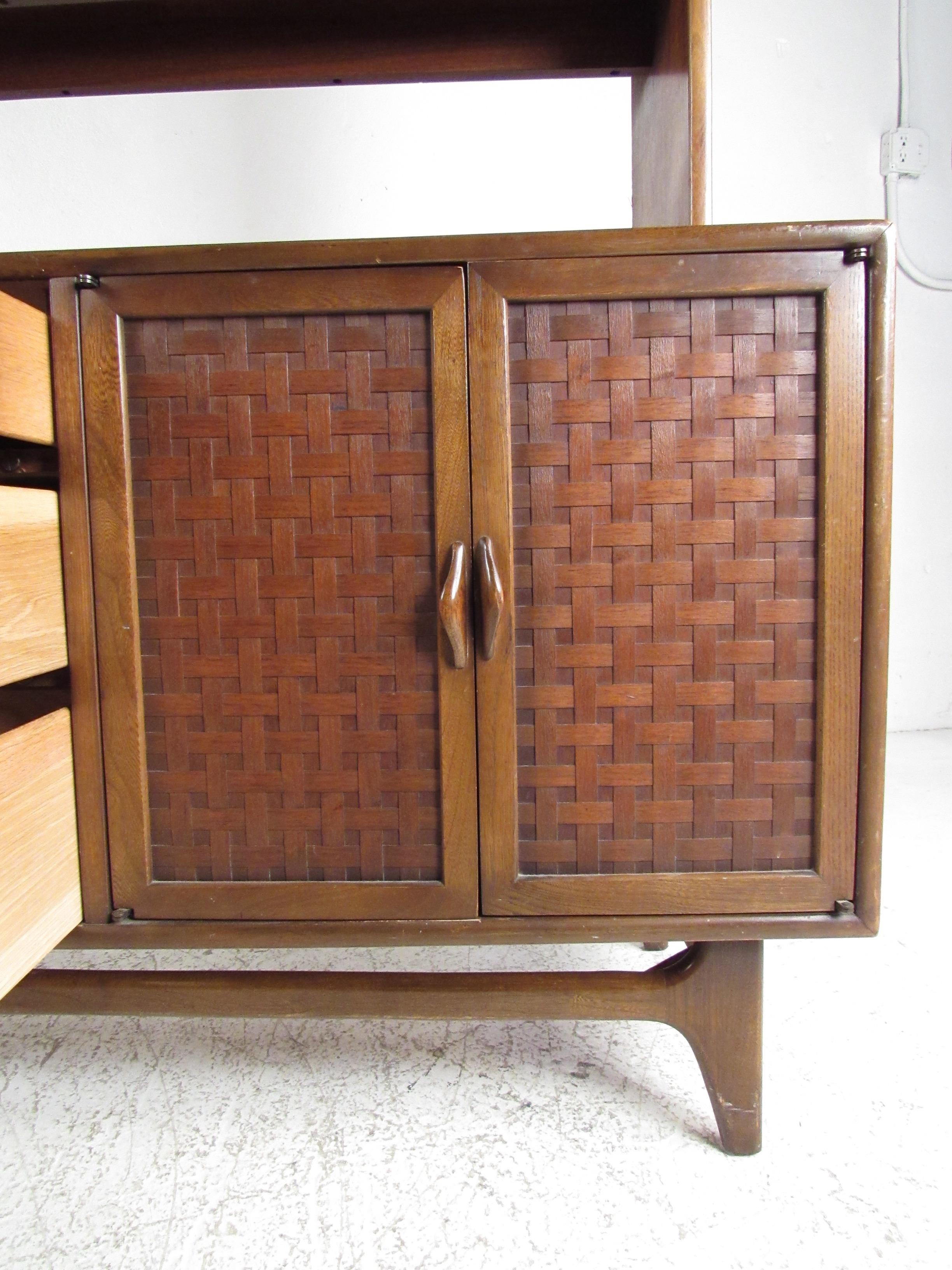 Impresionante aparador de dos piezas con estante expositor by Lane Estadounidense en venta