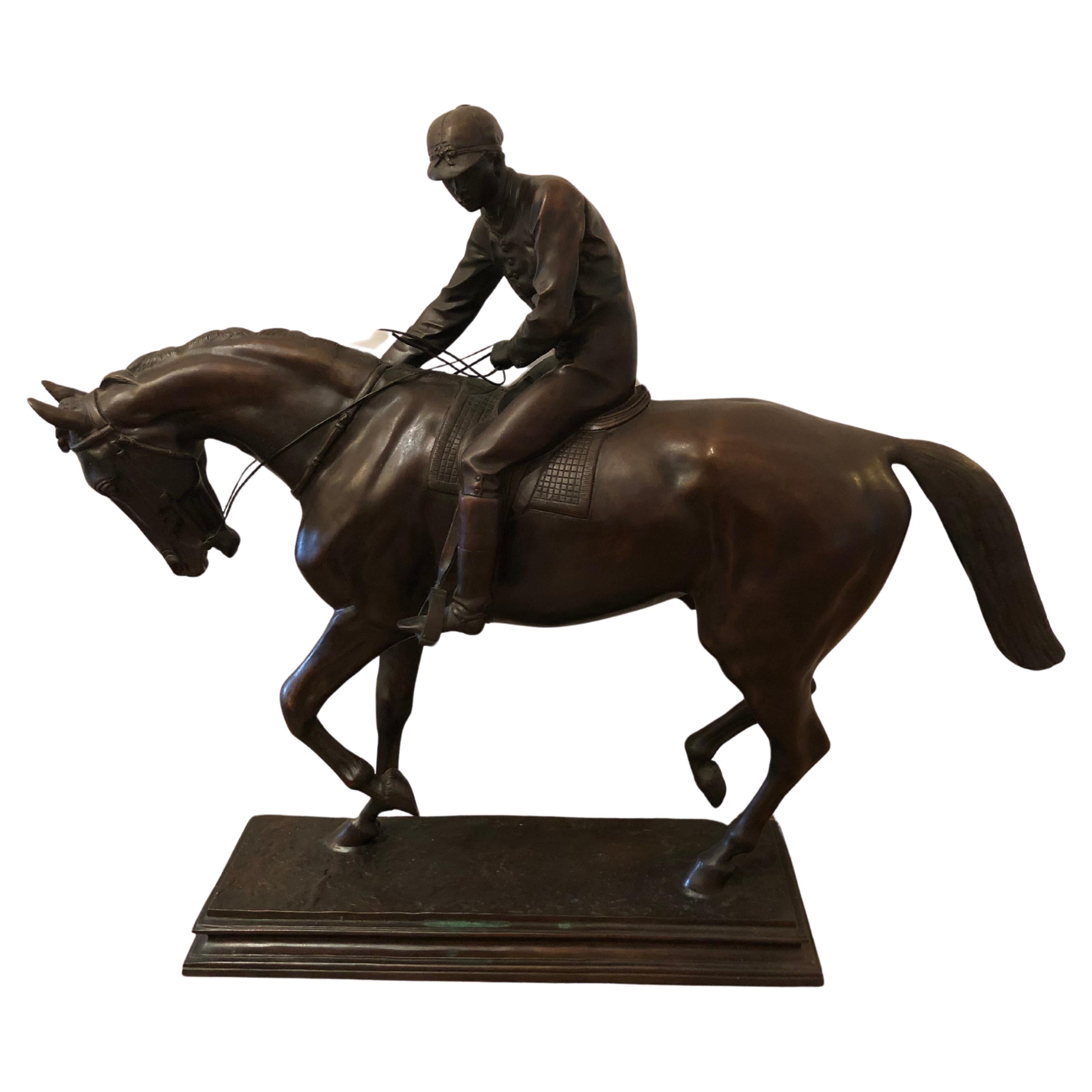 Beeindruckendes sehr großes Pferd und Reiter mit Bronzeoberfläche