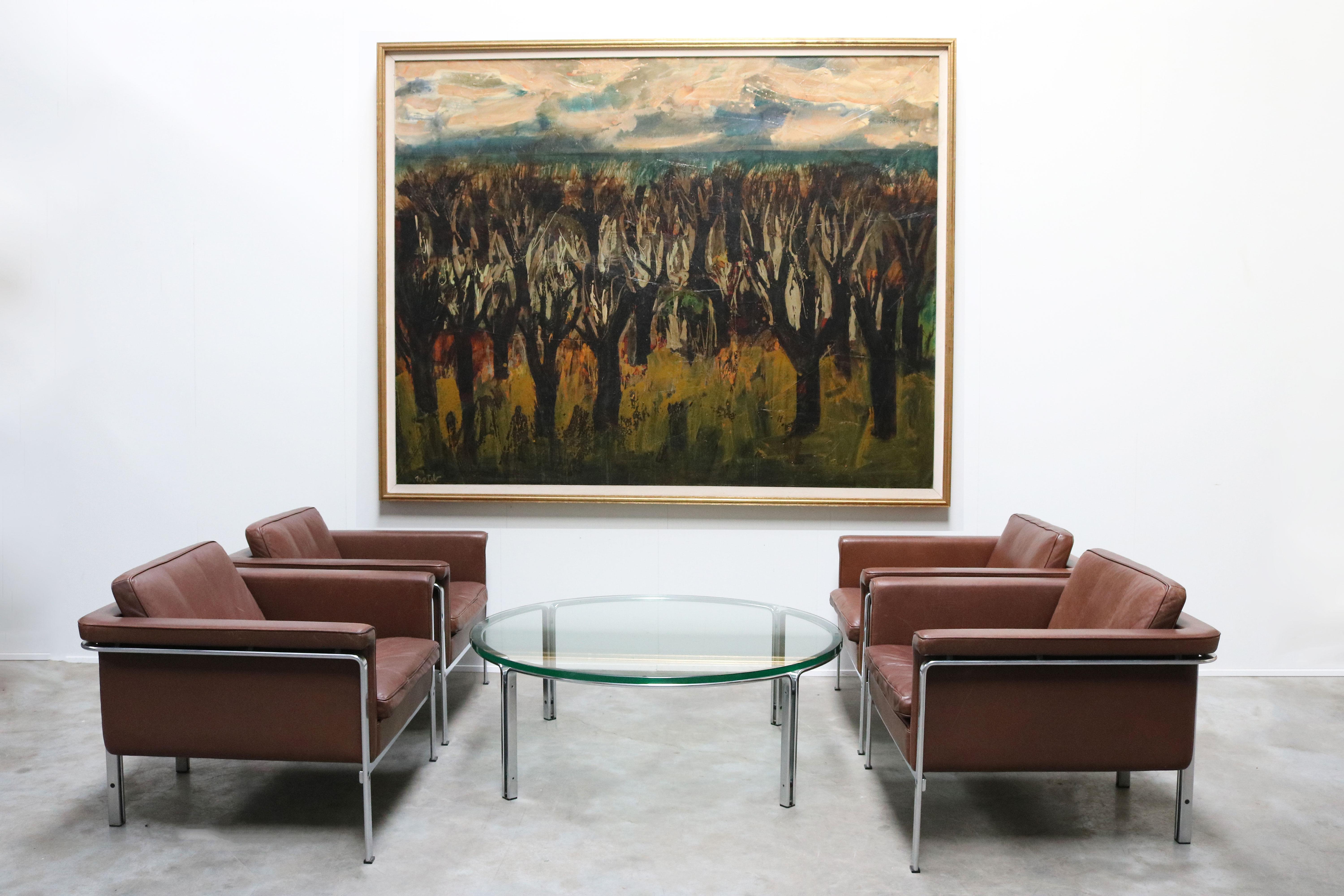 Impressionnant très grand tableau 210 cm x 170 cm du célèbre peintre belge Marcel Notebaert réalisé en 1950.
L'œuvre est intitulée : Volière Japonaise Kaleidoscopique 'atelier'.
Marcel Notebaert est un célèbre peintre belge qui a remporté le