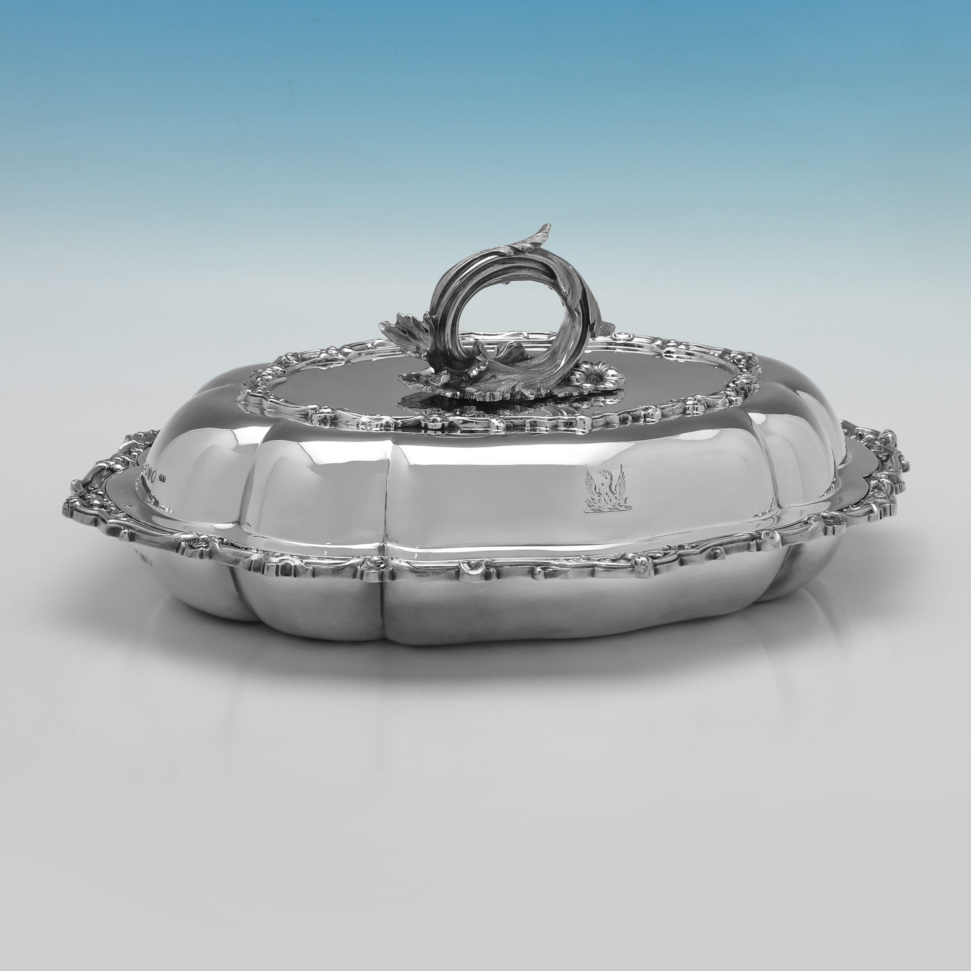 Poinçonnée à Londres en 1885 par Edward Ker Reid, cette impressionnante paire de plats d'entrée en argent sterling de l'époque victorienne est de forme ovale et lobée, avec des bordures détaillées de rinceaux et de feuillages. Chaque plat est doté