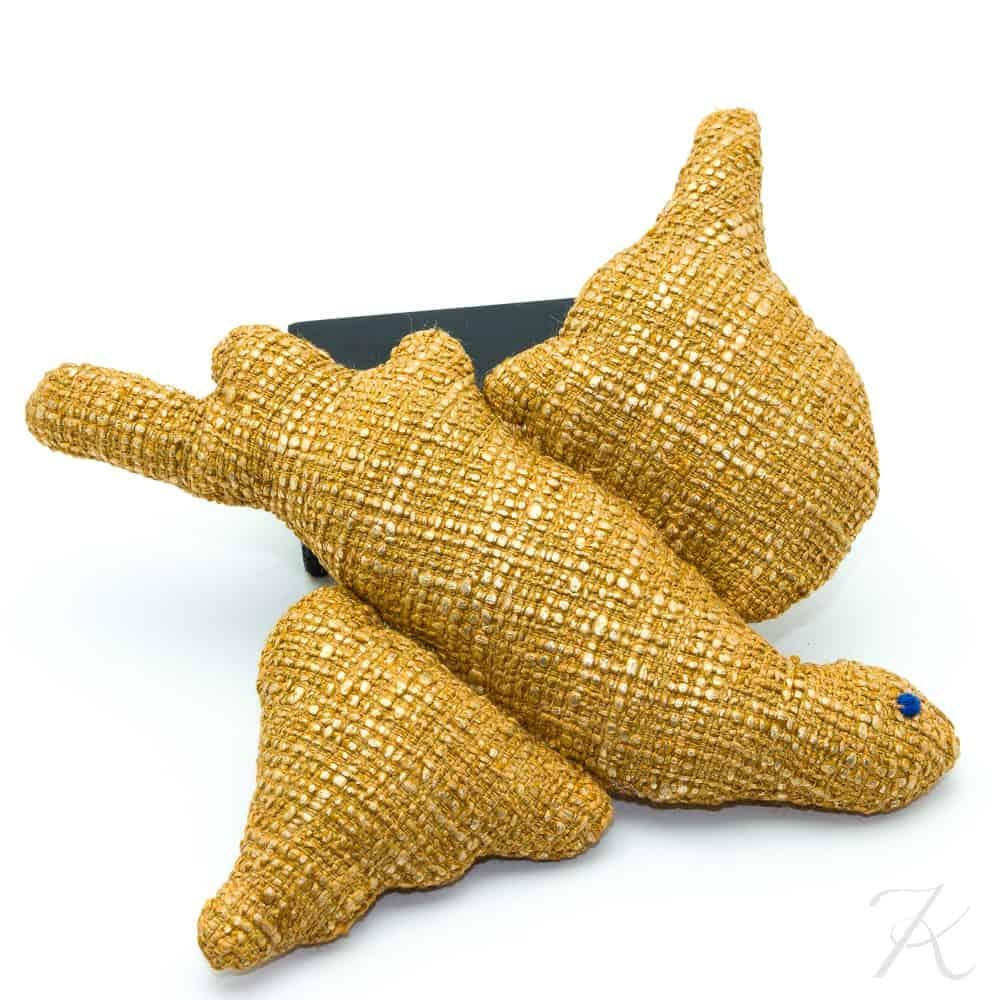 Very Unique large bird brooch made of burlap, in the style of the famous Schiaparelli brooch worn by Lady Gaga at the nomination of the President Joe Biden.

Dimensions: 19 x 19 cm

Signature: Not signed just unique !

Excellent pre-owned condition