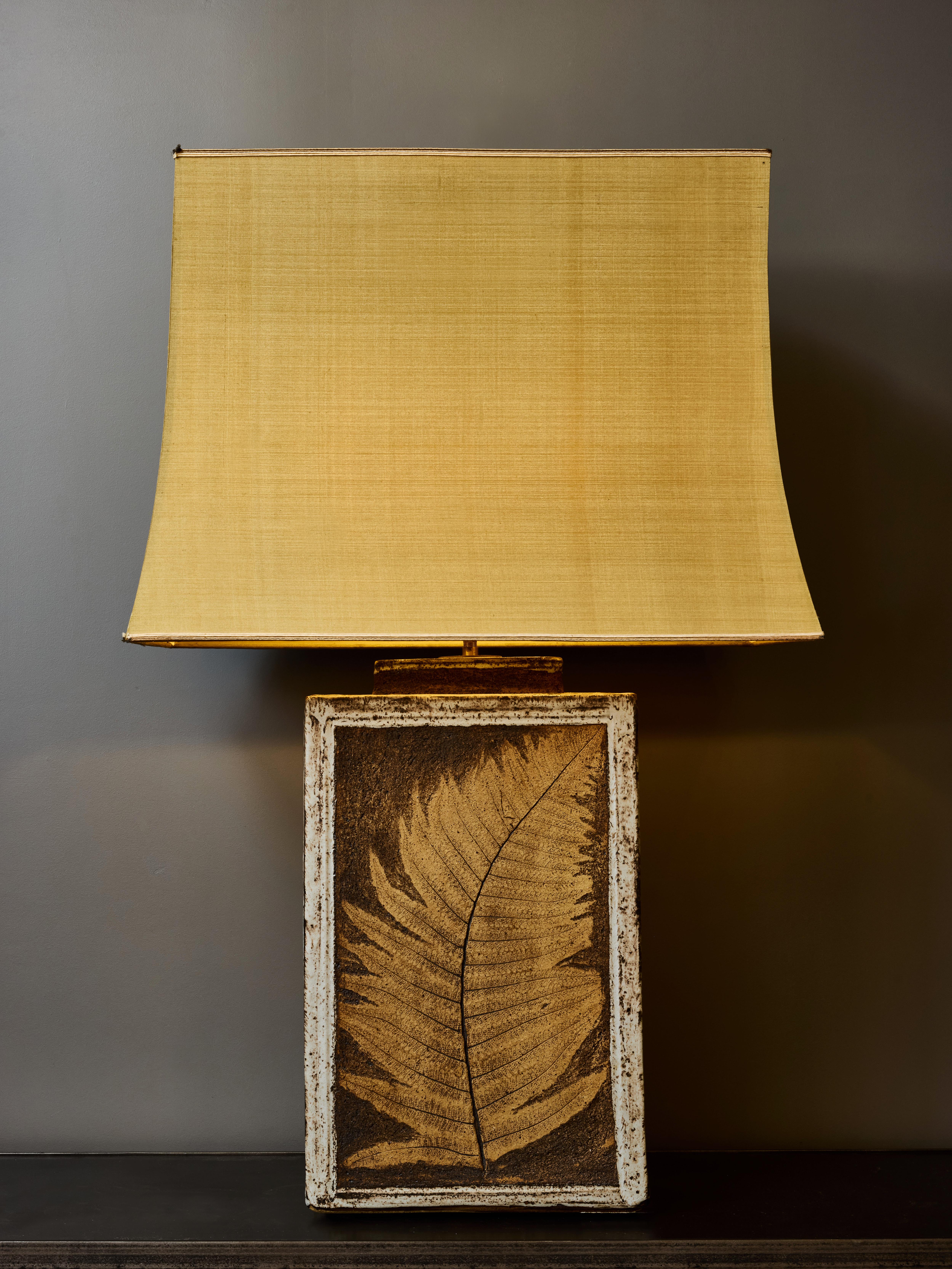 Mid-Century Modern Impressionnante lampe à poser vintage en céramique d'herborium en vente