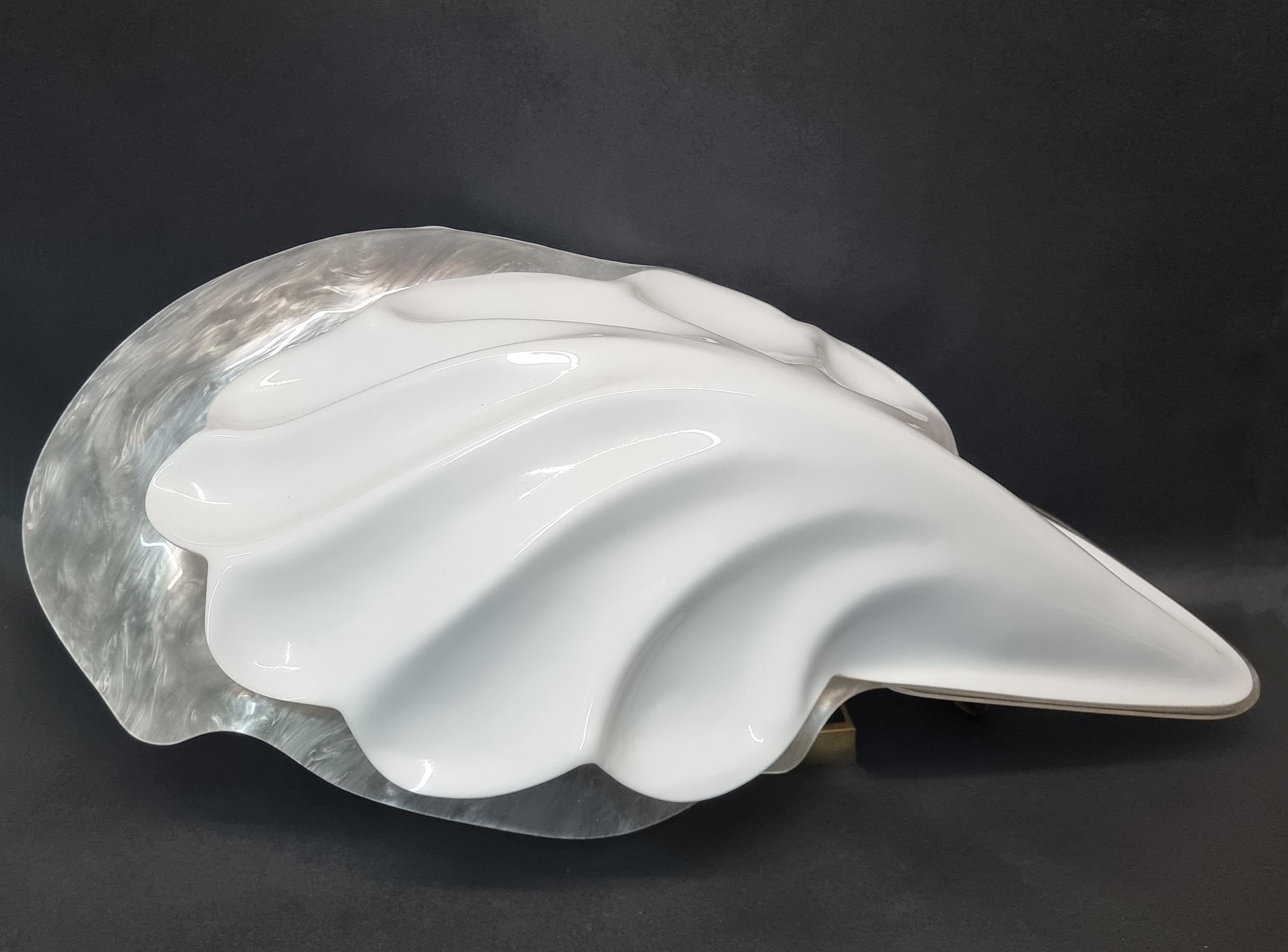 Impressive Vintage Roger Rougier Acrylic Shell Form Table Lamp For Sale 6