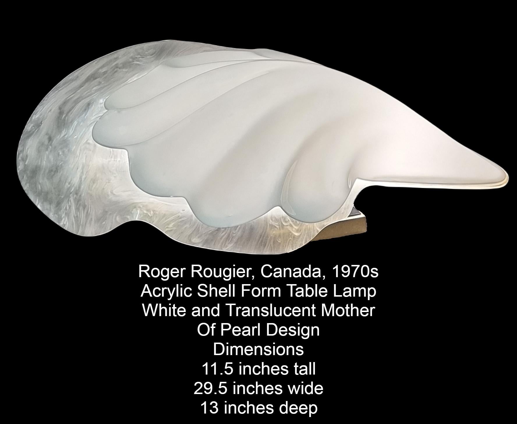 Vintage Roger Rougier Acryl Muschel Form Tischlampe.
Obere Hälfte aus weißem Acryl, untere Hälfte durchscheinend, marmorierte Schnüre in Weiß und Grau, die die Illusion eines Perlmutt-Looks erzeugen.
Auf schwarzem Acryl und quadratischem
