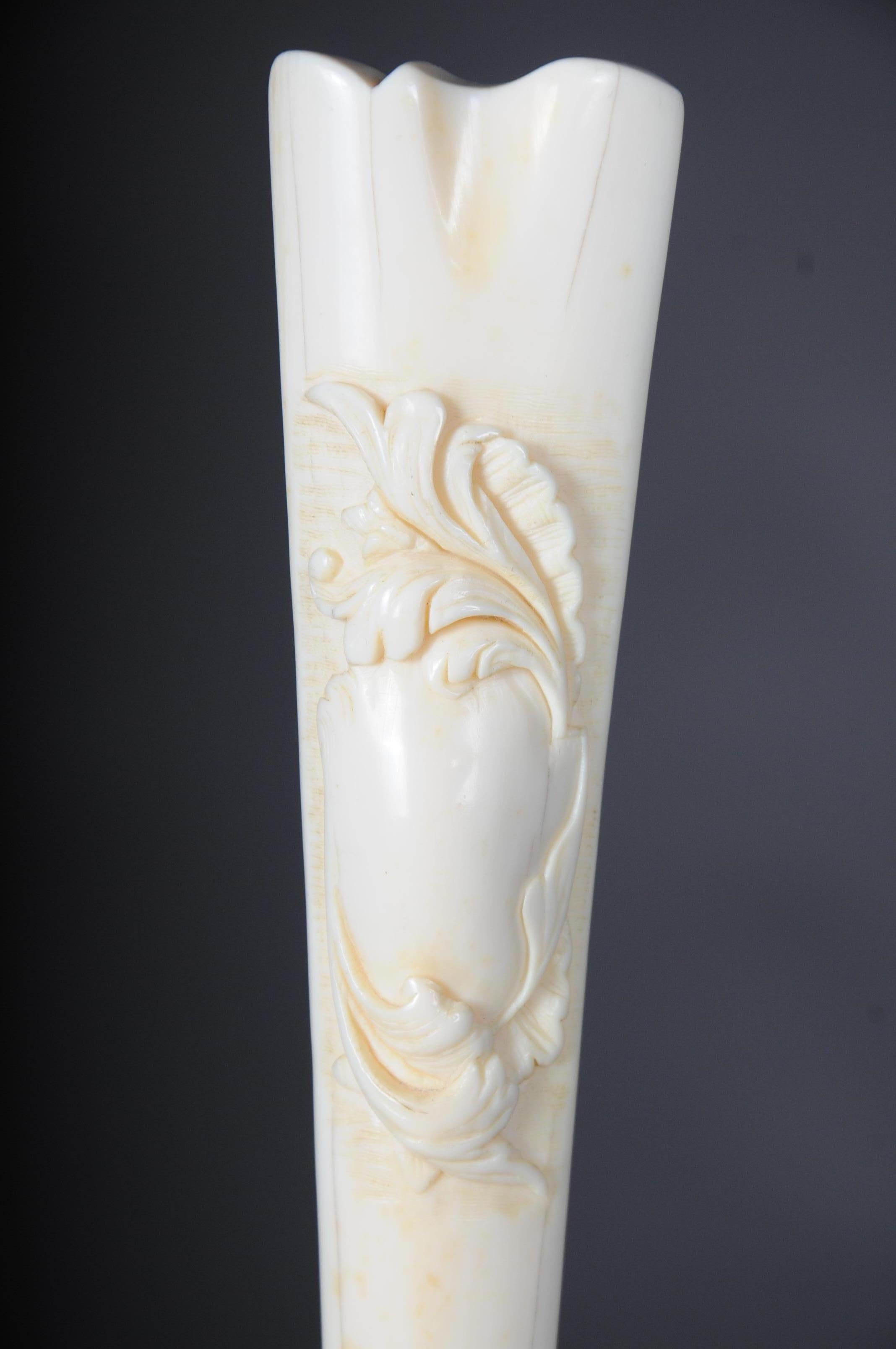 Solid wood stick with fine bone engraving in Rococo, Germany, circa 19th century.
Very fine carved handwork. Carved cartridge leg. Very personal perception
(V - 179).
        