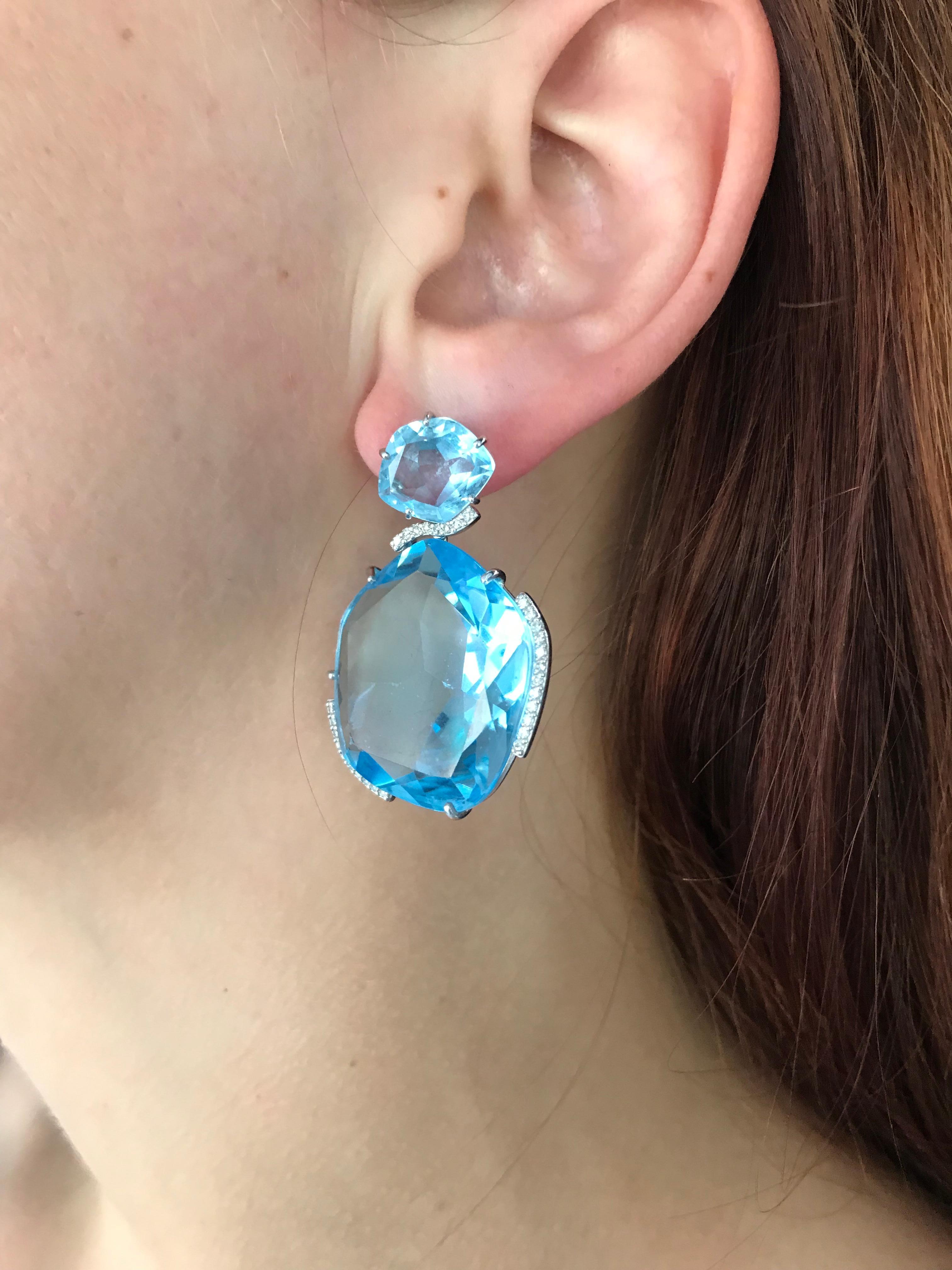 Beeindruckende tropfenförmige Ohrringe aus 18 Karat Gold mit weißem Diamant und blauem Topas (Antiker Kissenschliff) im Angebot