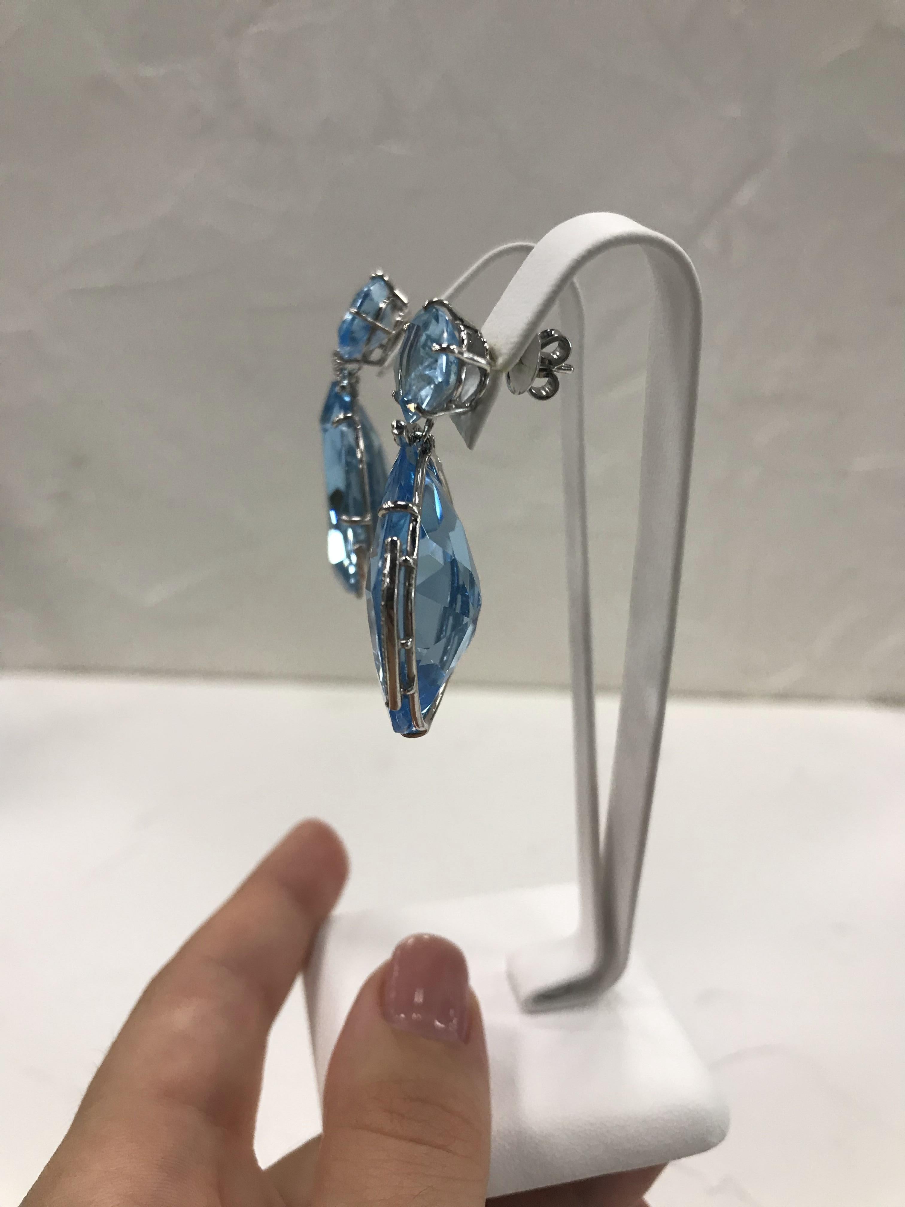 Beeindruckende tropfenförmige Ohrringe aus 18 Karat Gold mit weißem Diamant und blauem Topas im Zustand „Neu“ im Angebot in Montreux, CH