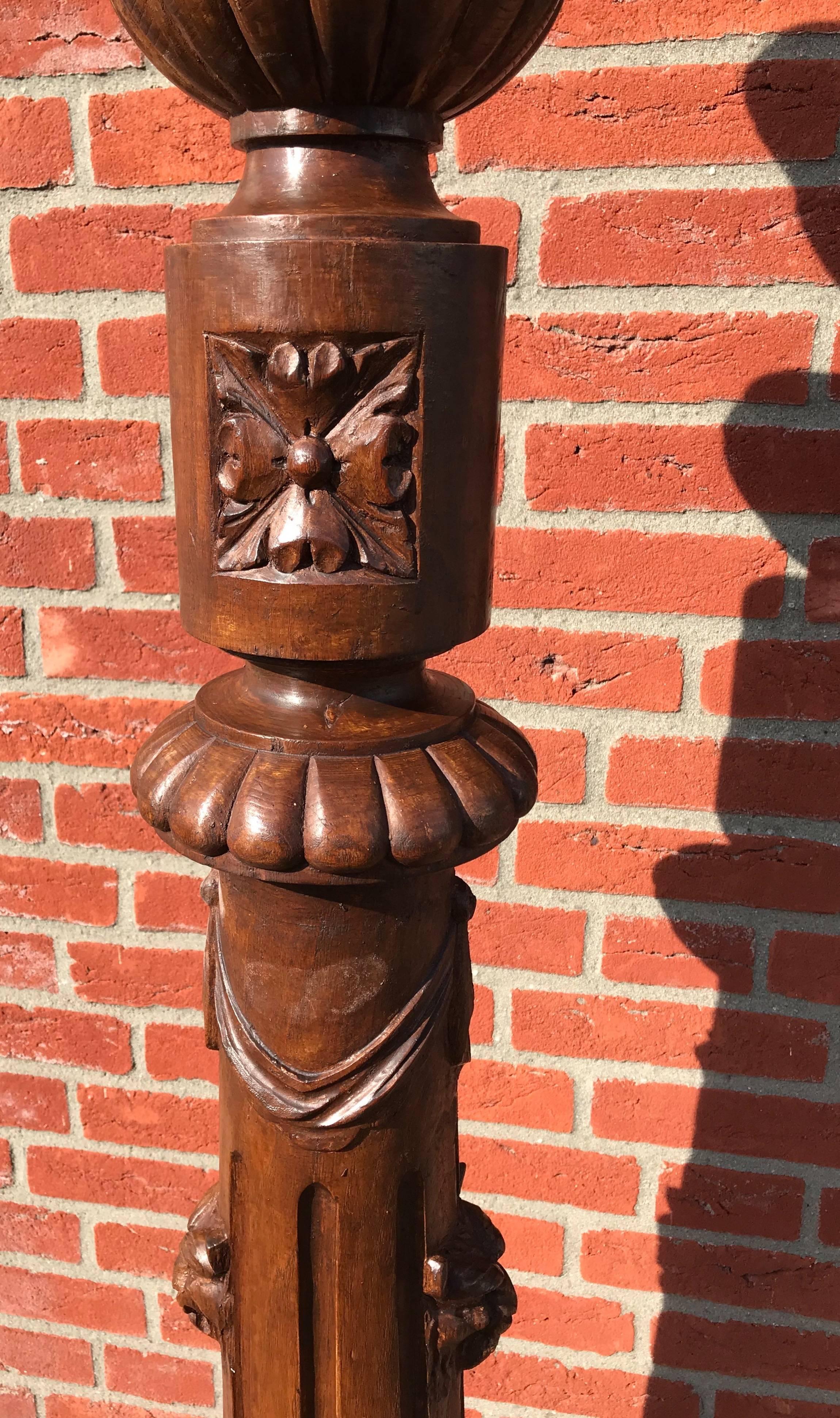 Impressive Wooden Stair Newel Post or Display Pedestal with Carved Lion Heads In Good Condition For Sale In Lisse, NL