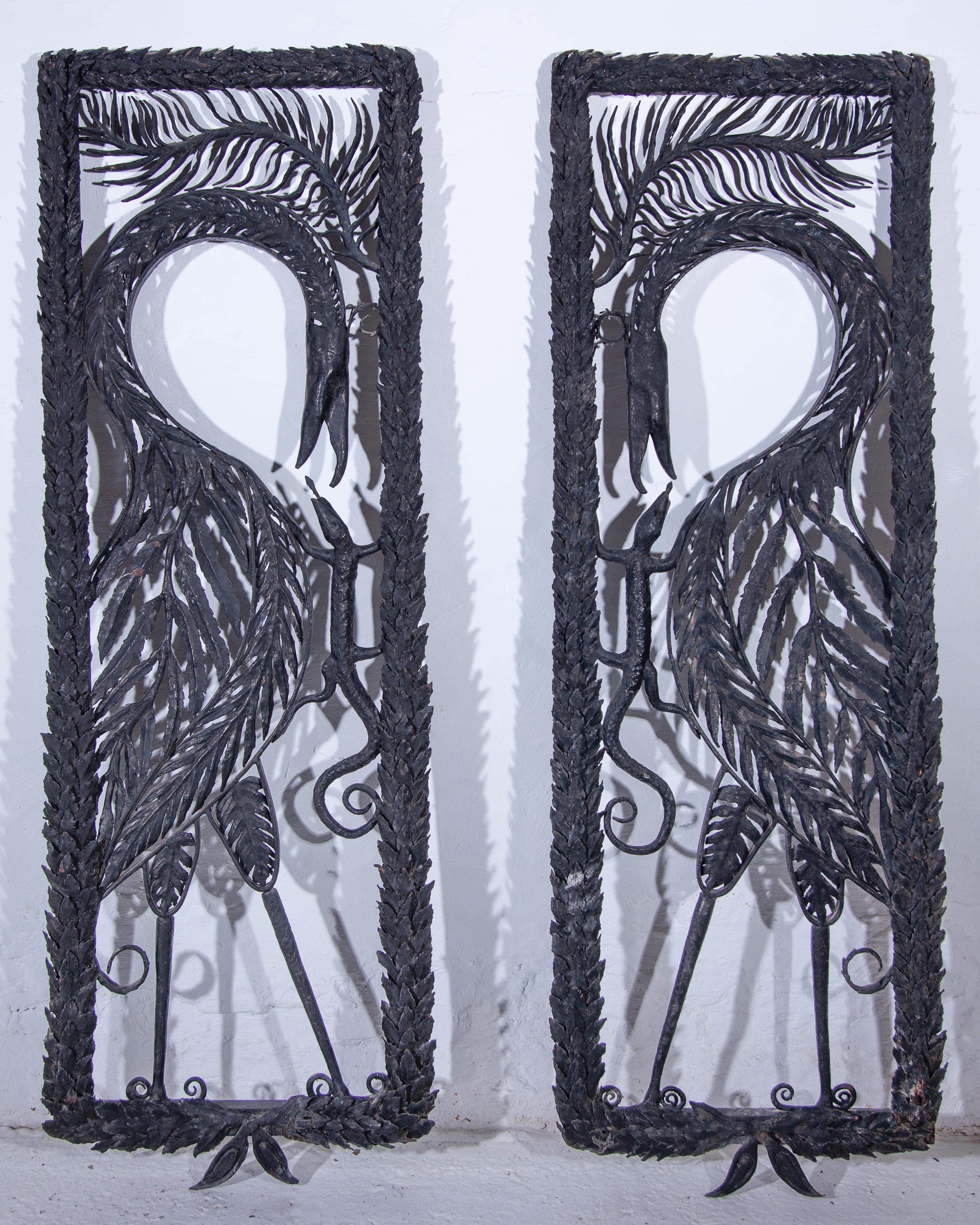 Set scultoreo di animali dal design esotico in ferro Art Deco con una splendida cornice in ferro battuto con gru, lucertole e foglie di palma, unico nel suo genere e originale pannello per porta doppia da esterno in ferro. Acquisito da una