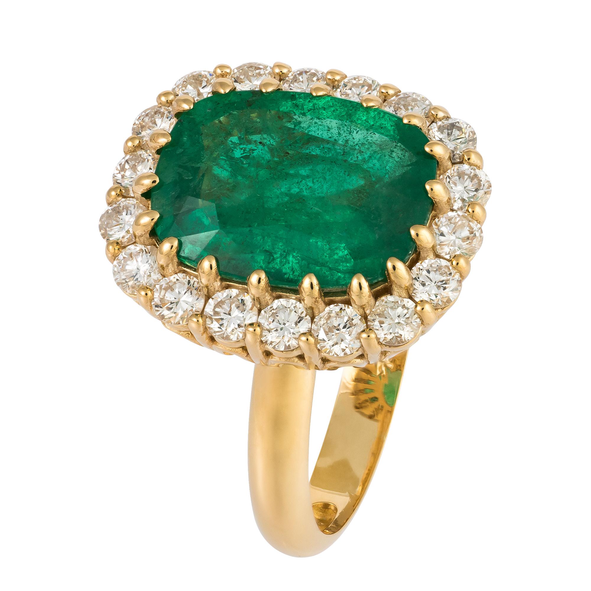 For Sale:  Impressive Yellow 18K Gold Emerald White Diamond Ring for Her 2