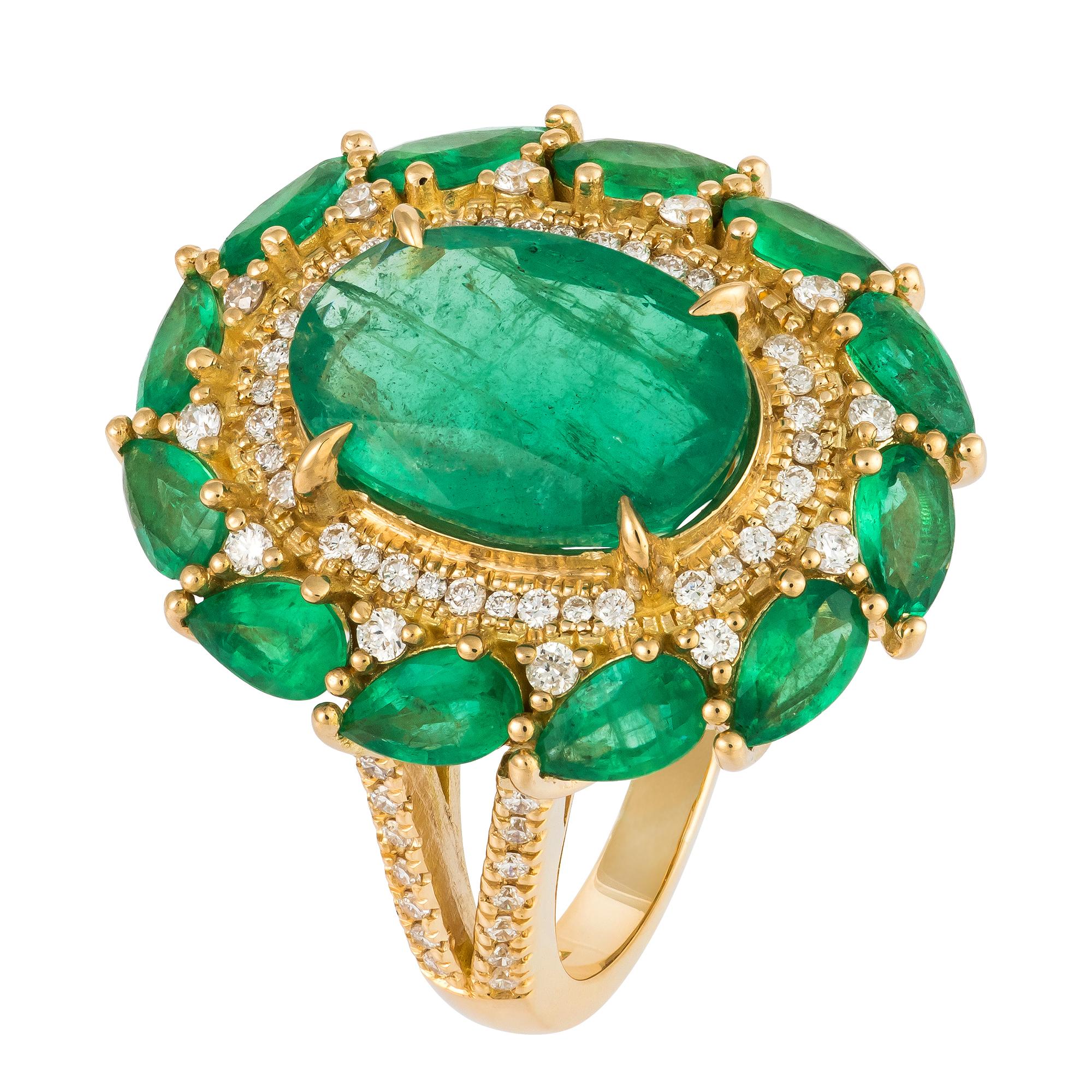 For Sale:  Impressive Yellow 18K Gold Emerald White Diamond Ring For Her 2