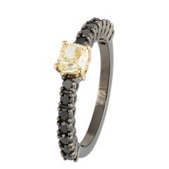 Impressionante anello con diamante giallo nero e diamante bianco in oro 18 carati per lei