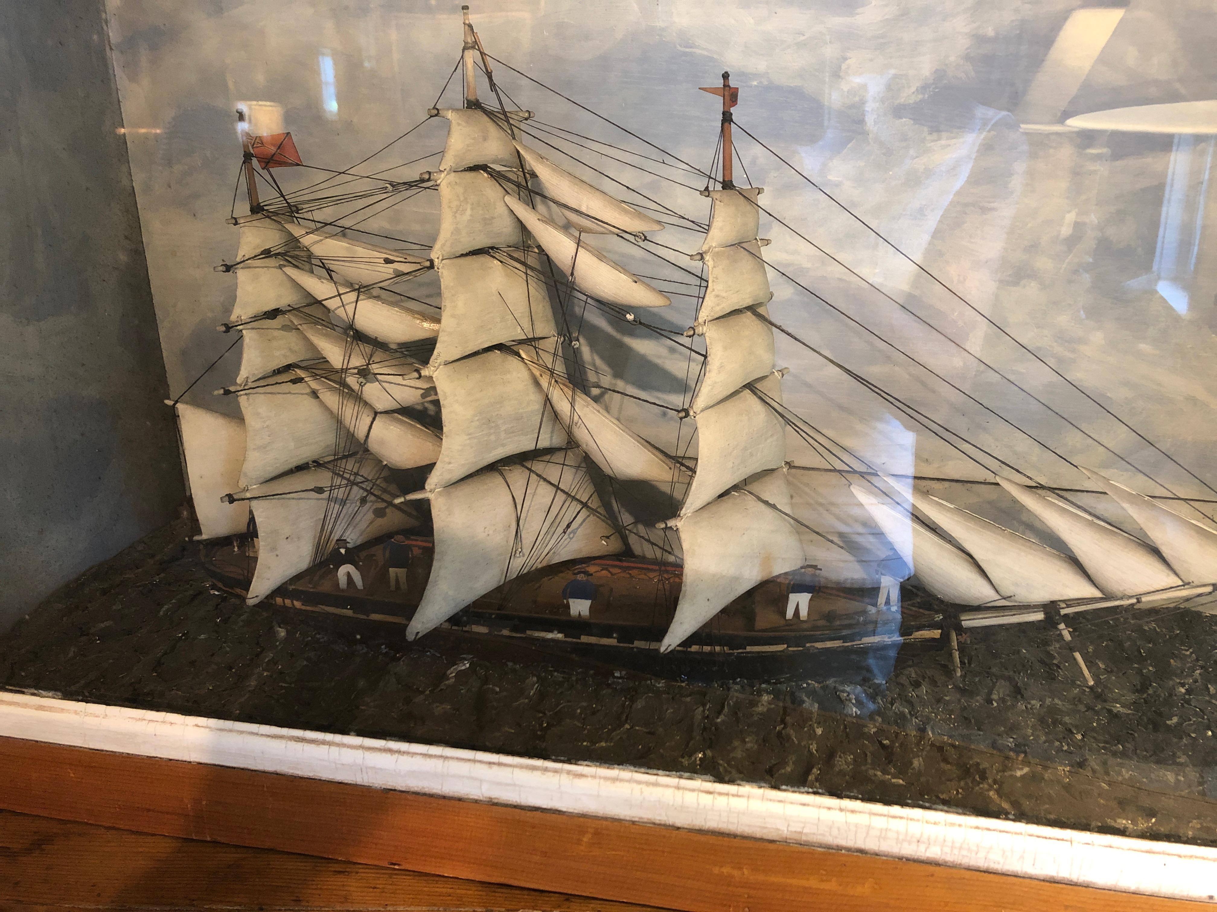 Grande et impressionnante boîte antique Diorama ou récipient à voile représentant un voilier en vente 3