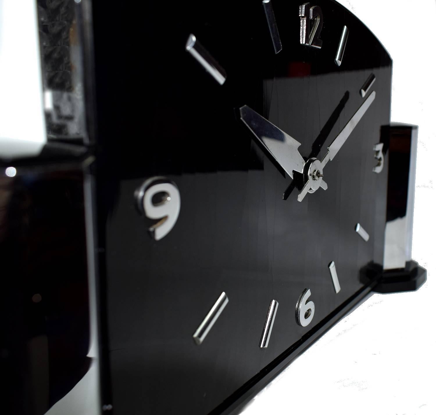 Ébénisé Grande et impressionnante horloge de cheminée anglaise Art Déco moderniste, vers 1930 en vente