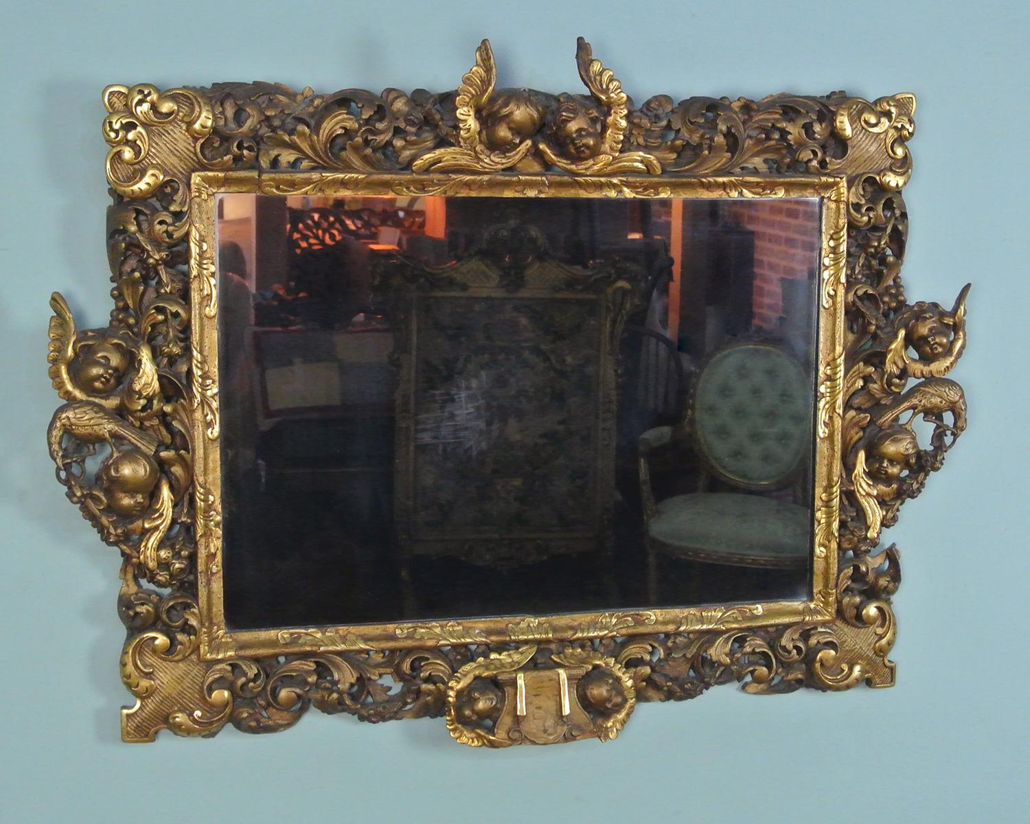Impresionante espejo grande de madera dorada tallada con querubines y palomas c. 1830 Barroco en venta