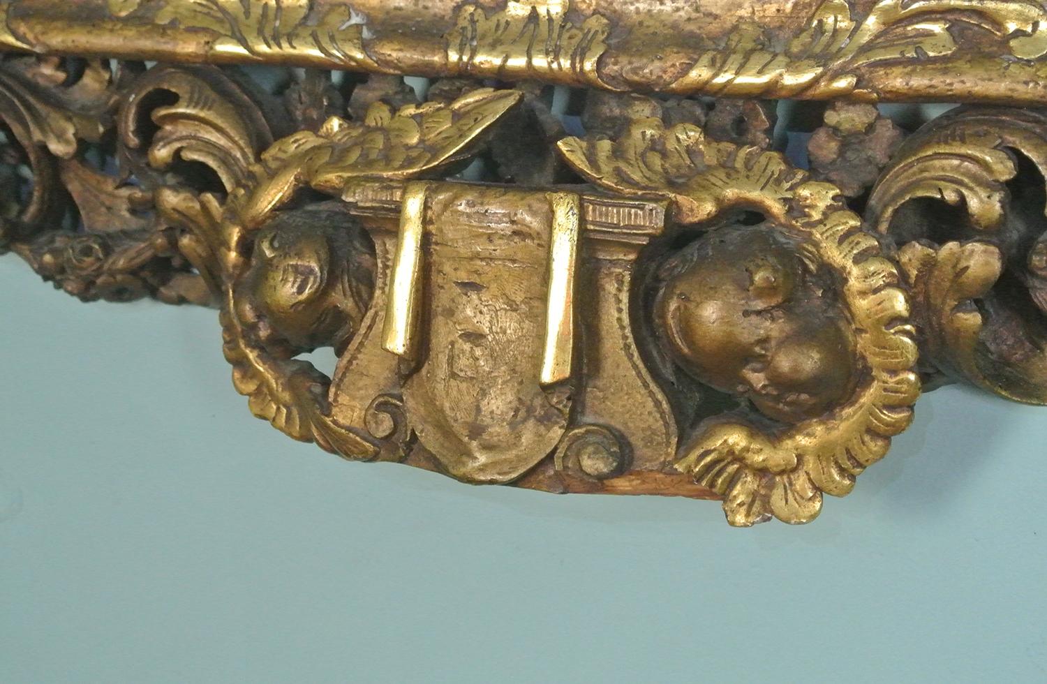 Impresionante espejo grande de madera dorada tallada con querubines y palomas c. 1830 en Bueno estado para la venta en Heathfield, GB
