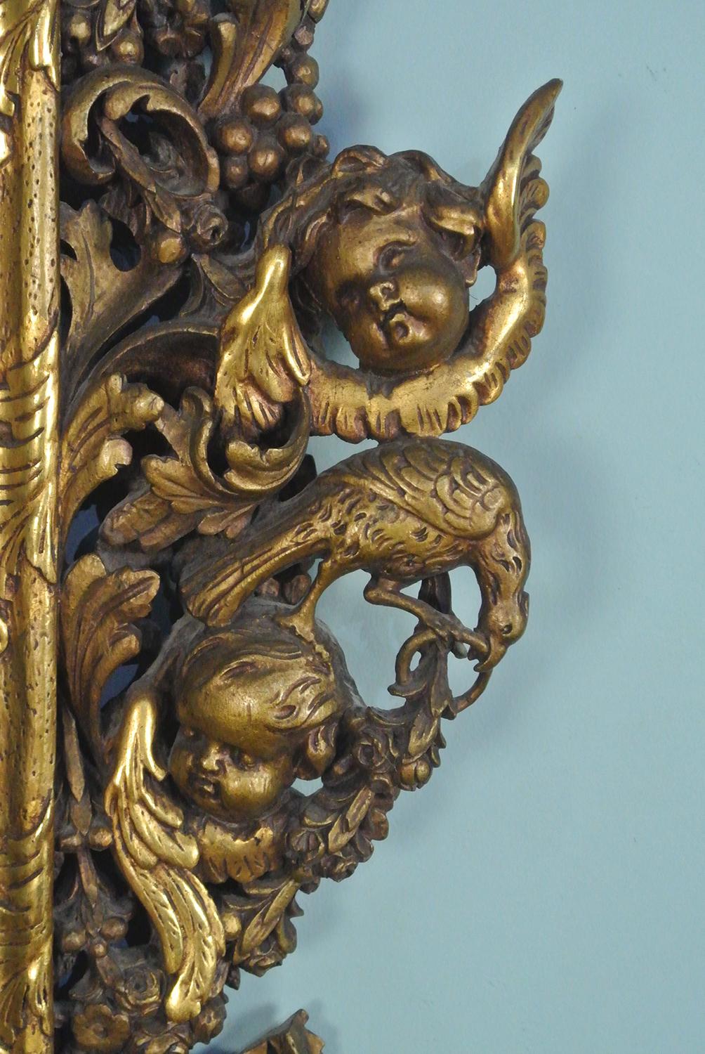 Impresionante espejo grande de madera dorada tallada con querubines y palomas c. 1830 siglo XIX en venta