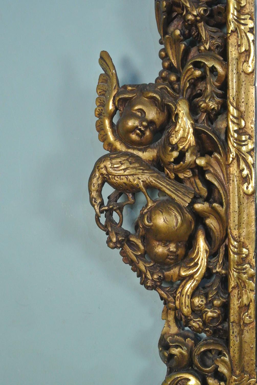 Impresionante espejo grande de madera dorada tallada con querubines y palomas c. 1830 en venta 1