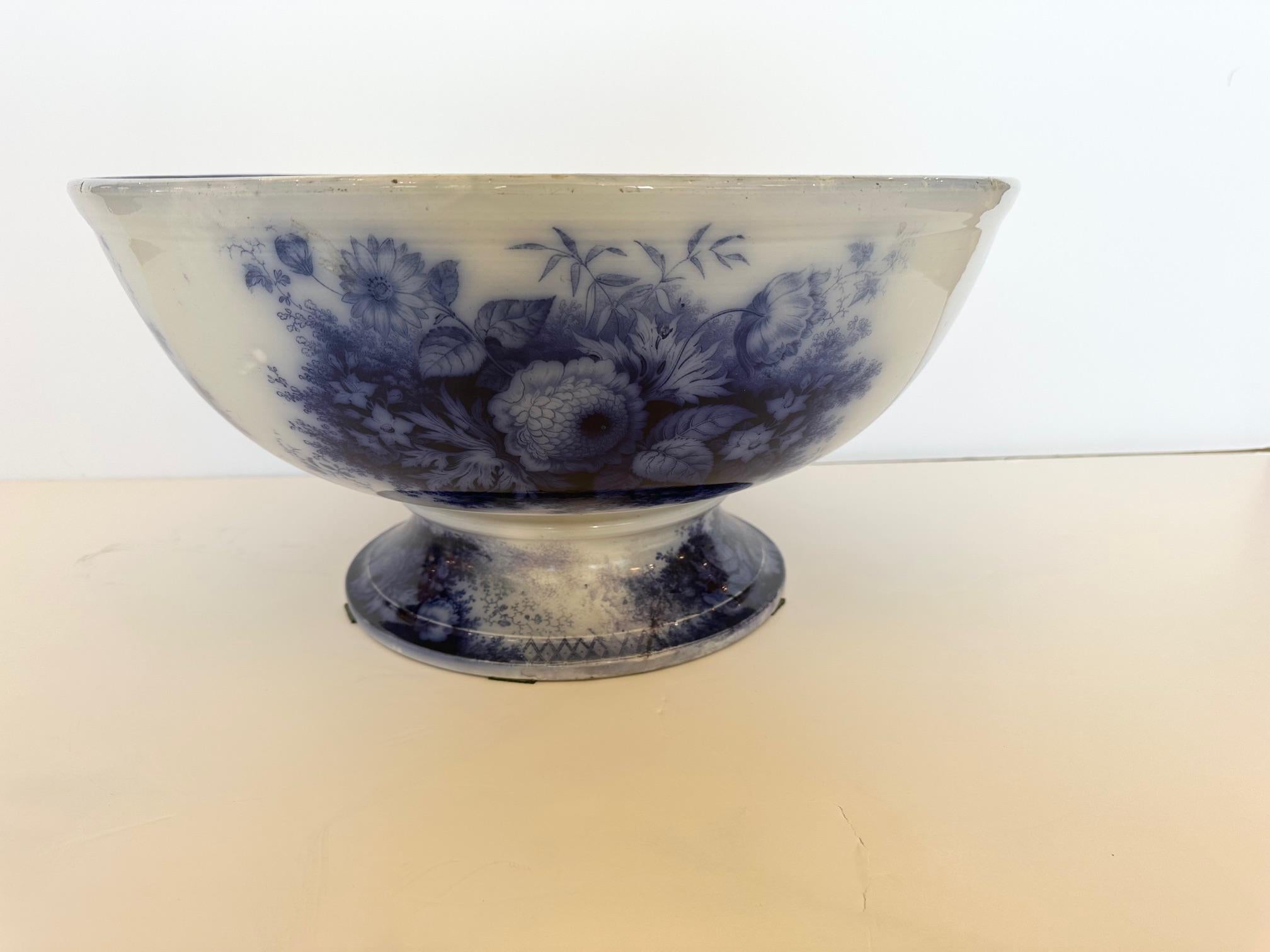 Impressionante in scala, una bella ciotola antica di Villeroy & Boch molto grande.
1860
Germania
Alcuni restauri